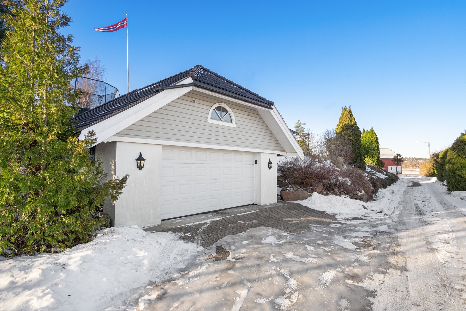 Dobbelgarasje med fint plass til 2 biler samt parkering på utsiden. Det er også lagring på loftet. Galleribilde