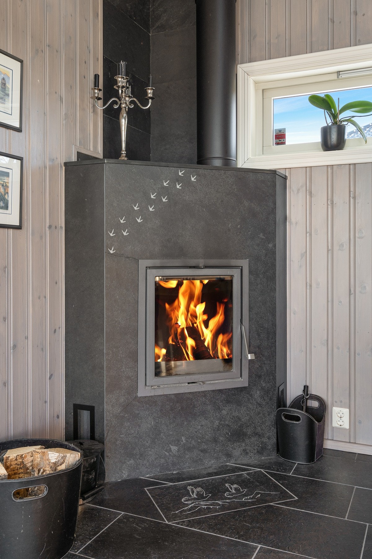 Flott peisovn i denne delen av stua Galleribilde