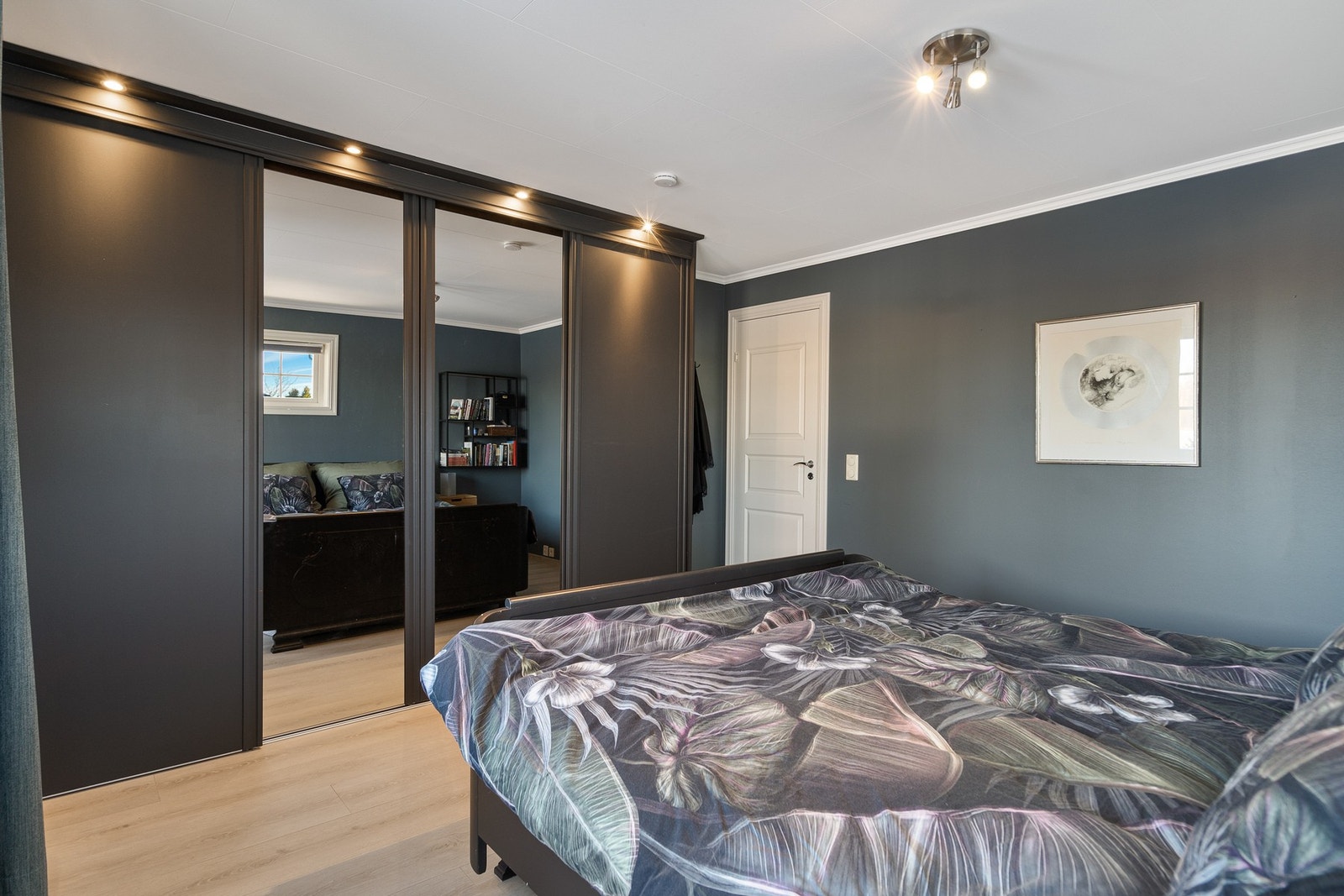 Flott skyvedørsgarderobe Galleribilde