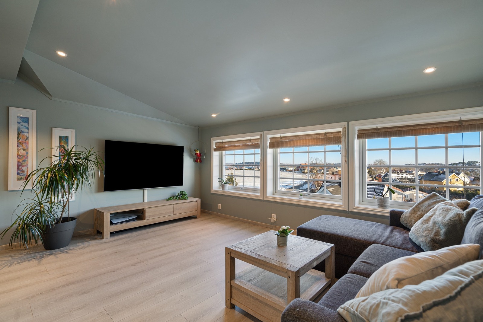 Hele etasjen er nyinnredet i 2023 og fremstår som "ny" - praktisk og flott loftstue! Galleribilde