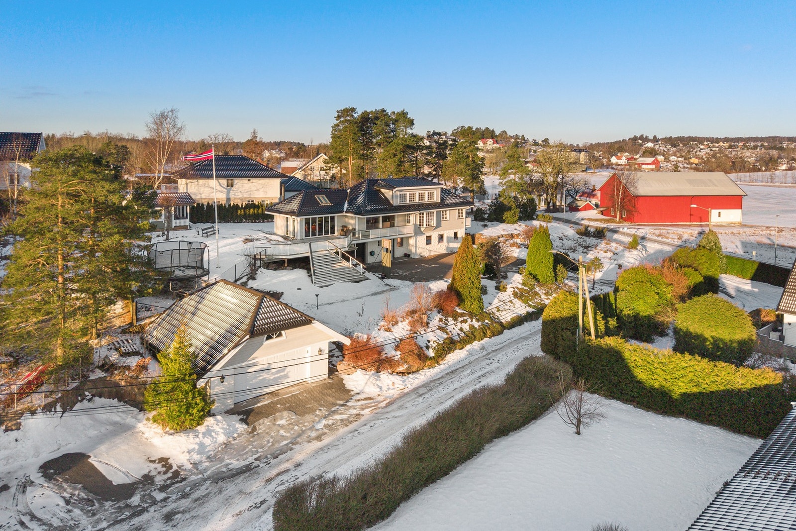 Velkommen til denne høytliggende og særdeles flotte eneboligen på toppen av åsen! Galleribilde