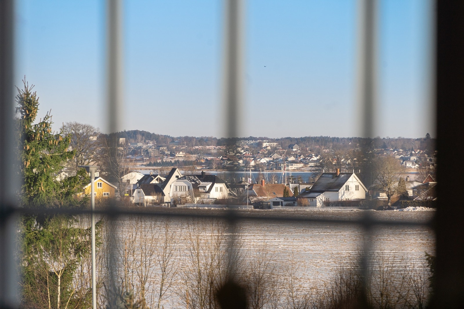 Fra hovedetasjen er det fint sjøgløtt mot fjorden i øst Galleribilde