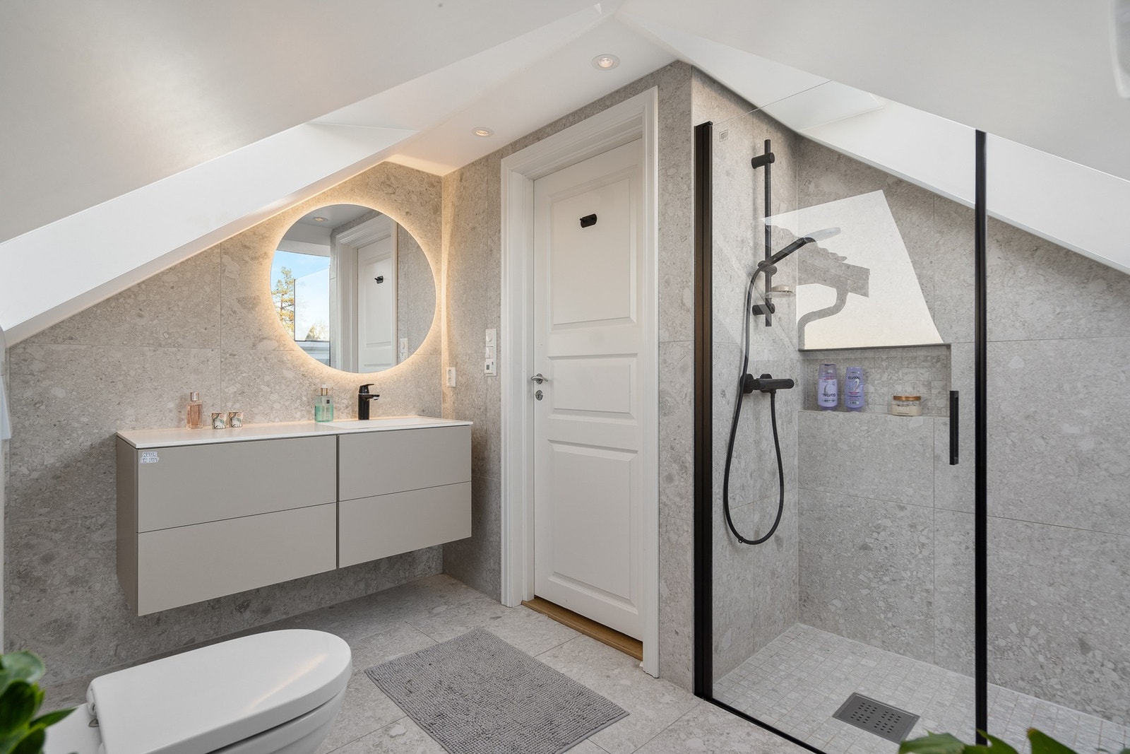 Stilig og meget lekkert baderom med mye lys og god standard Galleribilde