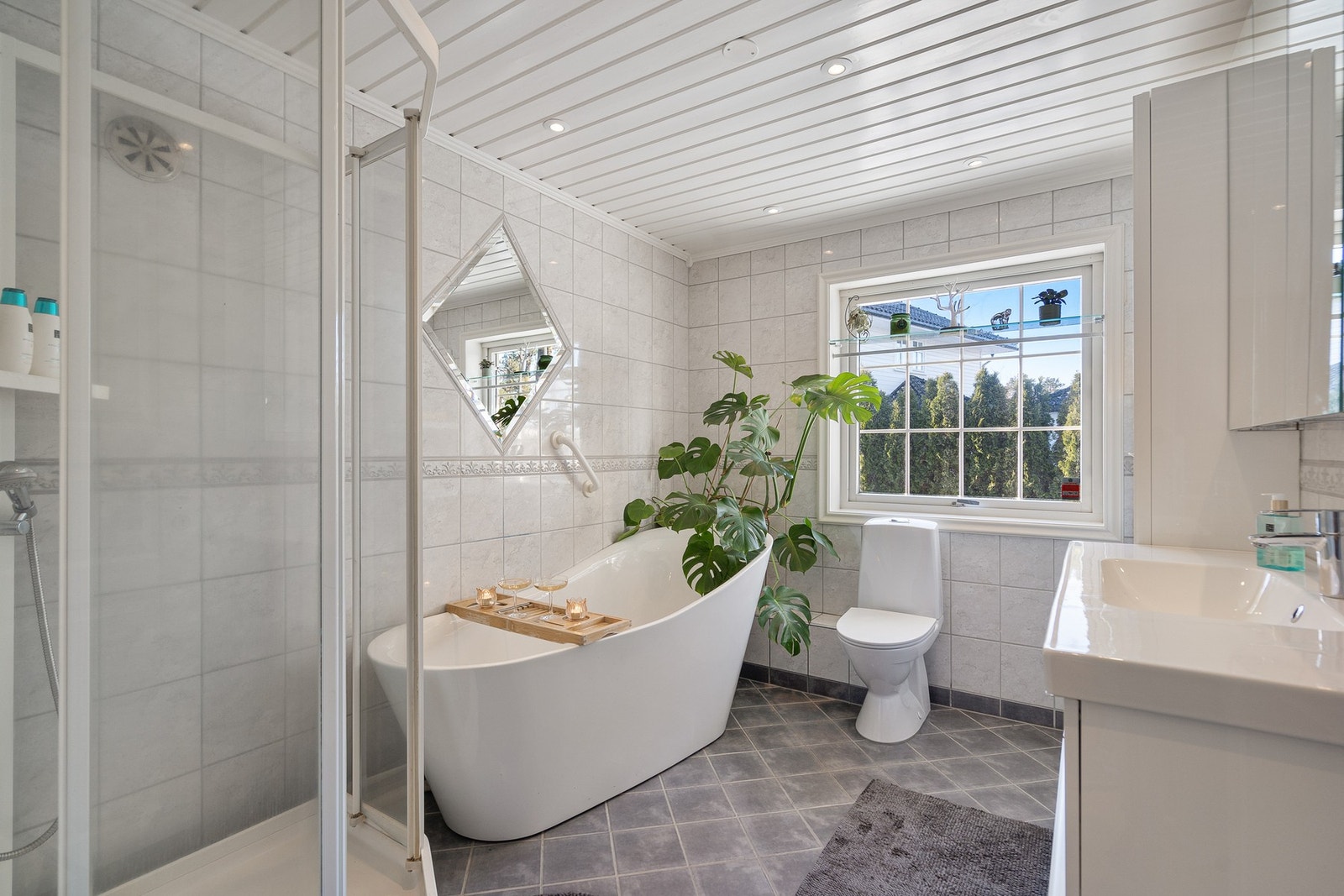 Badet, som er i tilknytning til hovedsoverommet, er delikat og pent innredet Galleribilde