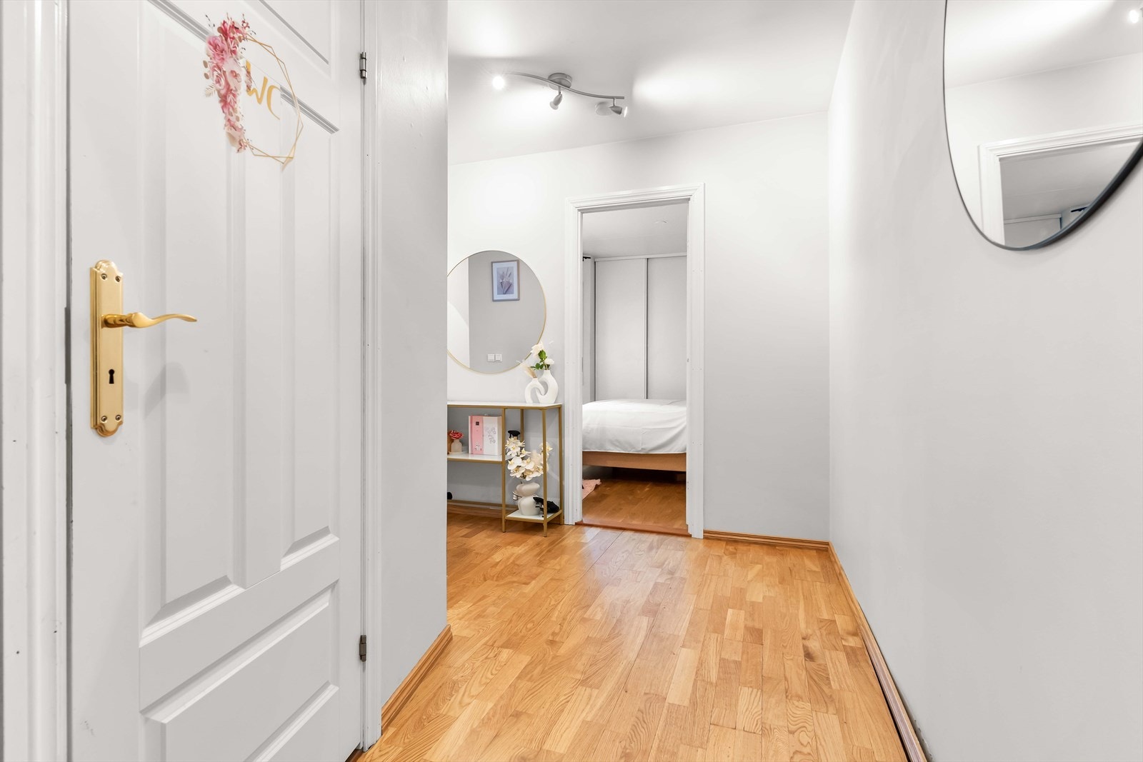 Entréen har parkettgulv og gir tilgang til både bad og soverom. Galleribilde