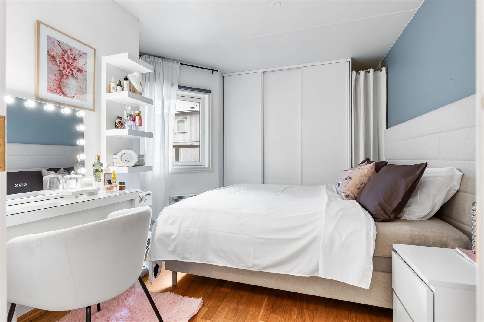 Lunt soverom med god plass til stor seng, kontorpult og garderobe. Galleribilde