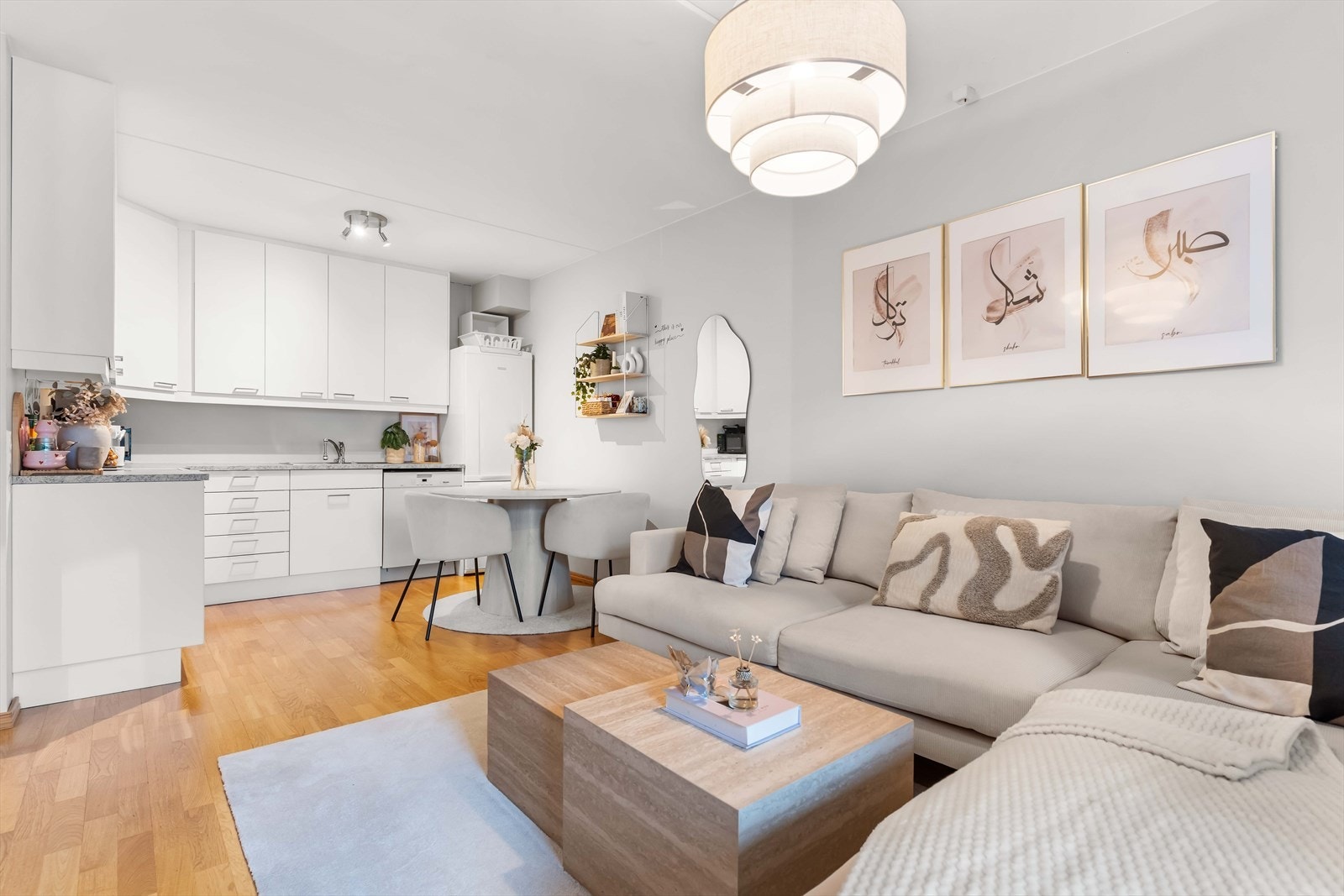 Åpen kjøkkenløsning med folierte fronter og laminat benkeplate gir praktisk arbeidsplass. Galleribilde