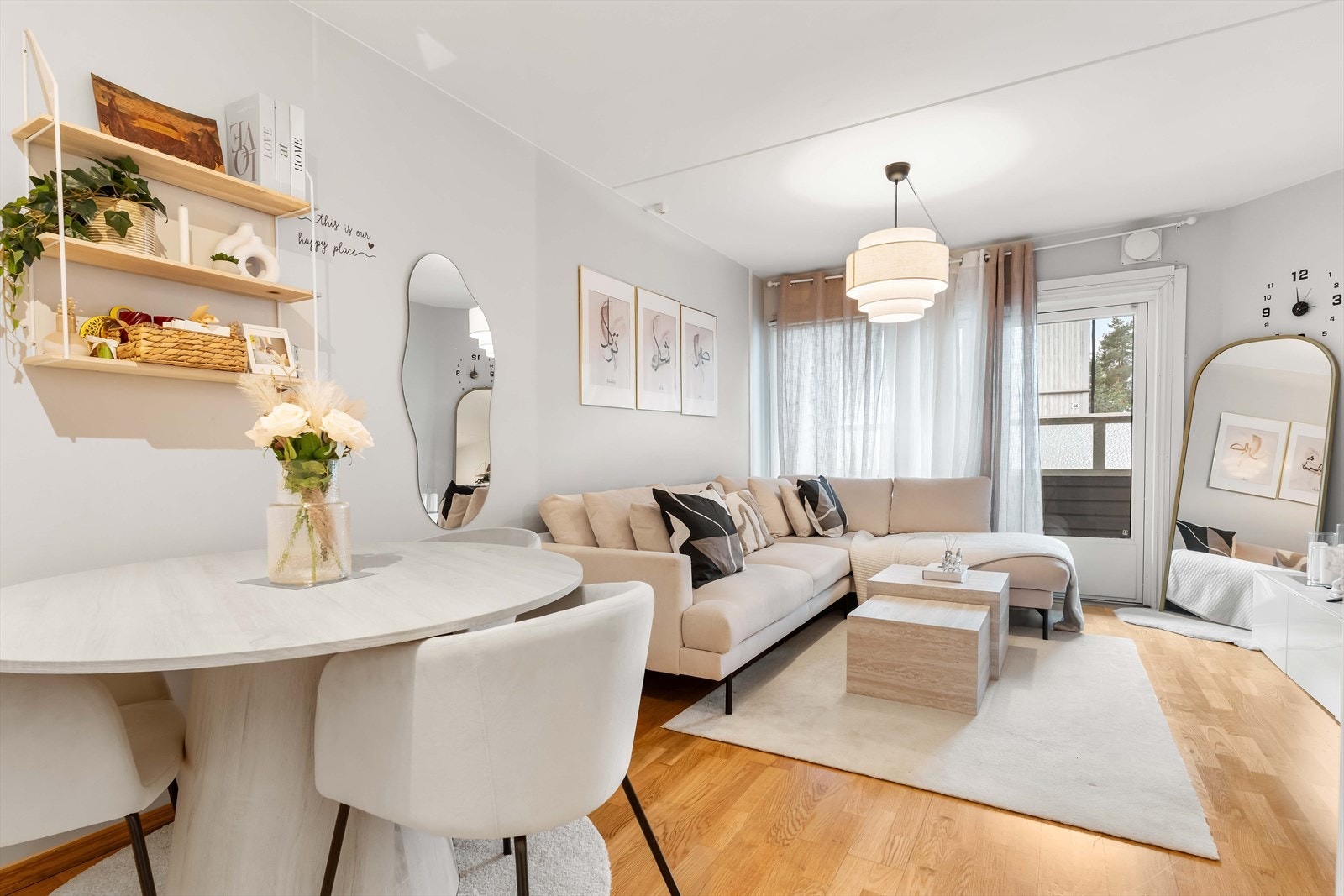 Leiligheten har en lys og romslig stue med åpen kjøkkenløsning samt utgang til balkong. Galleribilde