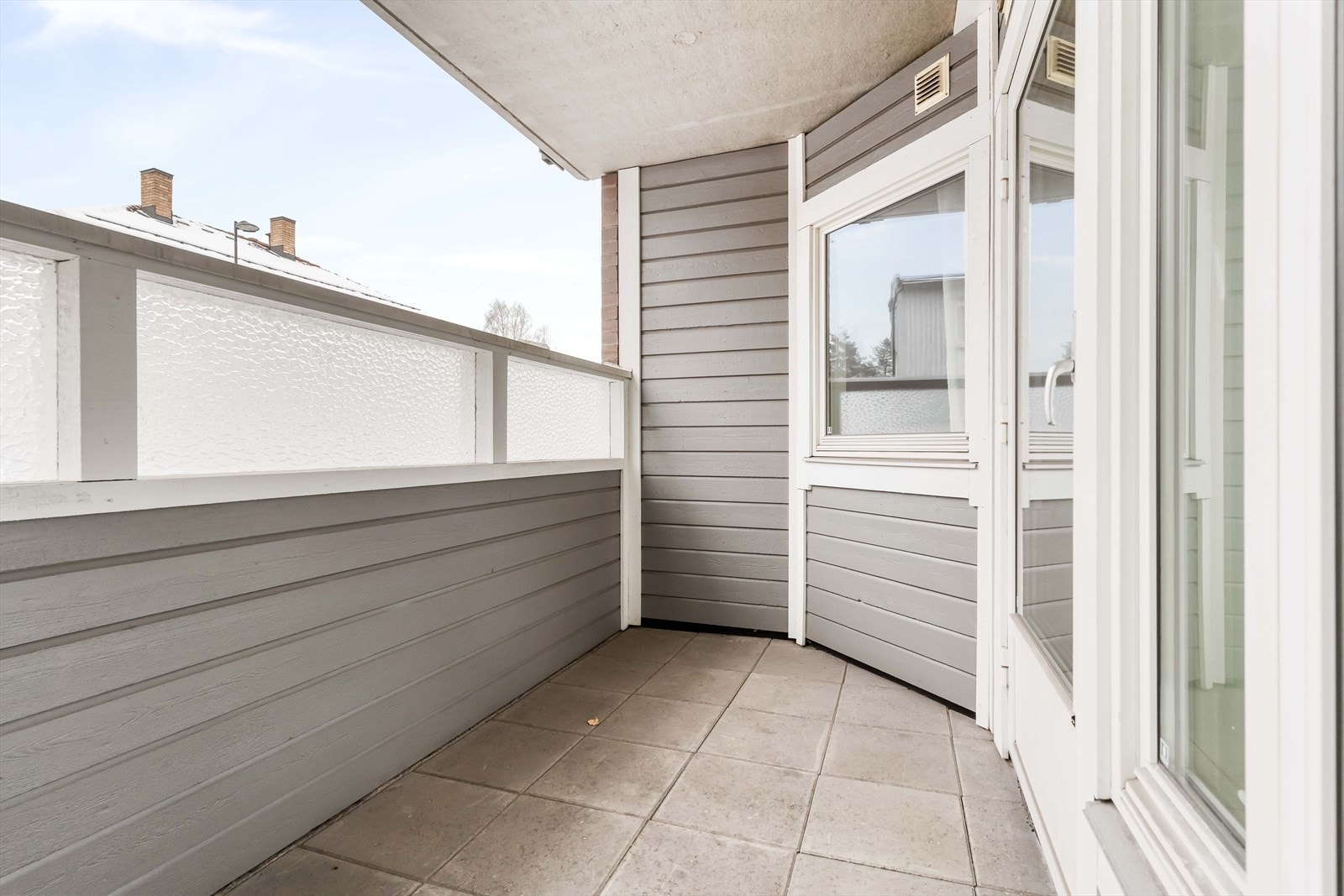 Balkongen har god plass til utemøbler. Galleribilde