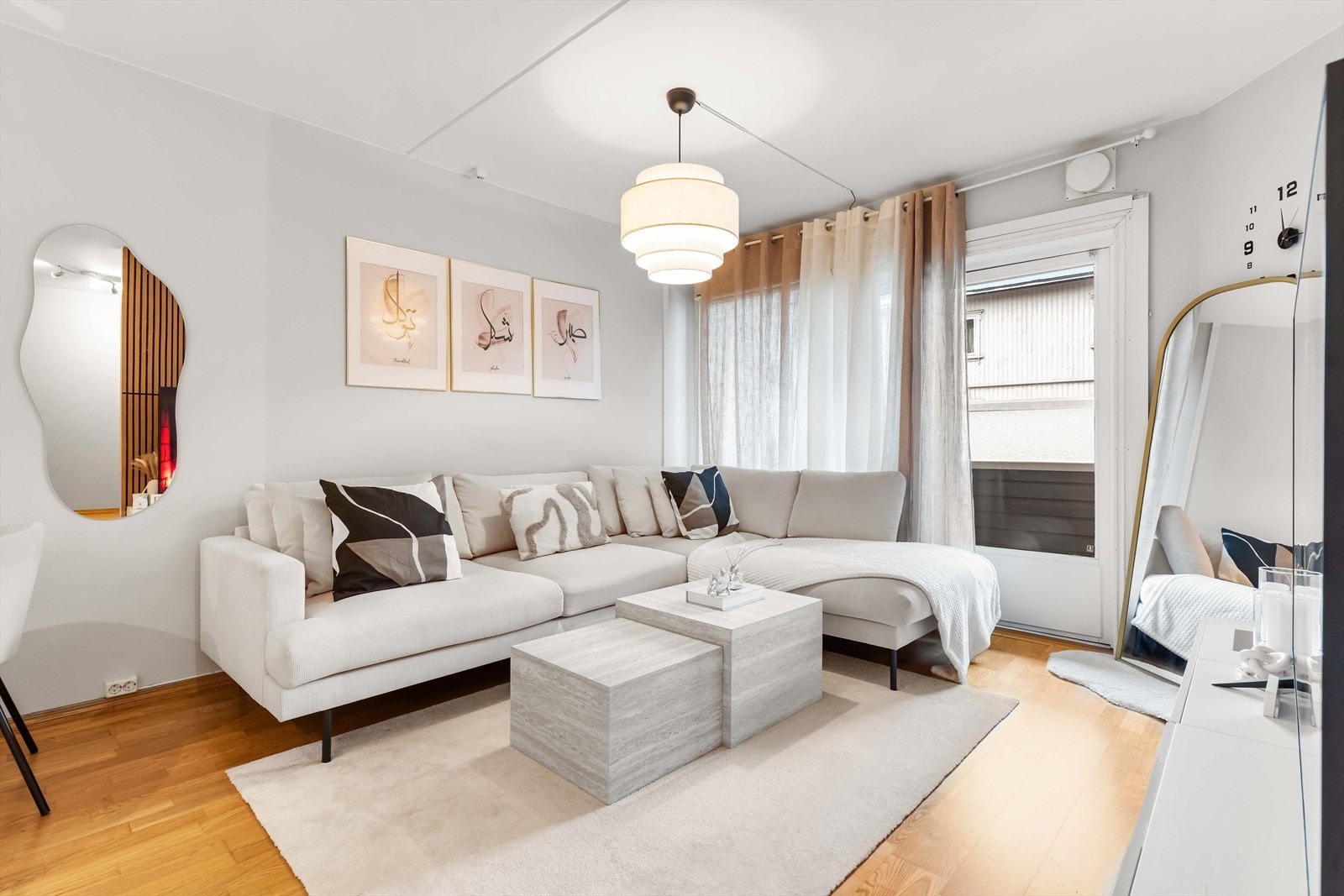 DNB Eiendom v/Veronica Melsnes tlf. 98663048 ønsker deg velkommen til første etasje i Romeriksgata 2D. - En stilfull- og lys 2-roms selveier med ypperlig beliggenhet i sentrale omgivelser. Balkong samt egen P-plass i garasjekjeller. Galleribilde