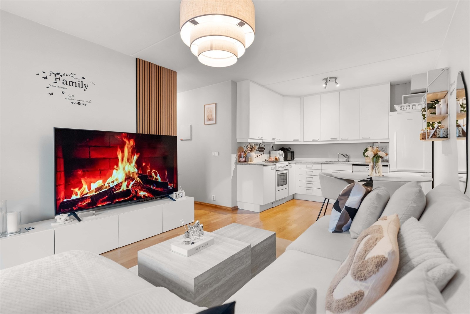 Stue og kjøkken i åpen løsning med plass til spisebord og TV-sone. Galleribilde