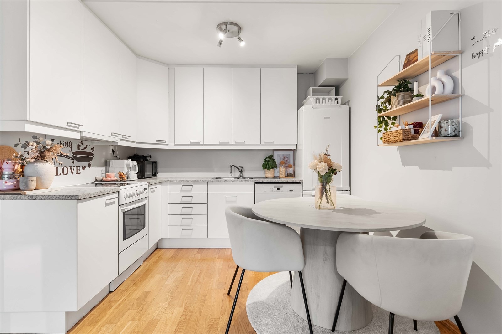 Kjøkkenet har opplegg for frittstående komfyr, oppvaskmaskin og kjøleskap. Galleribilde