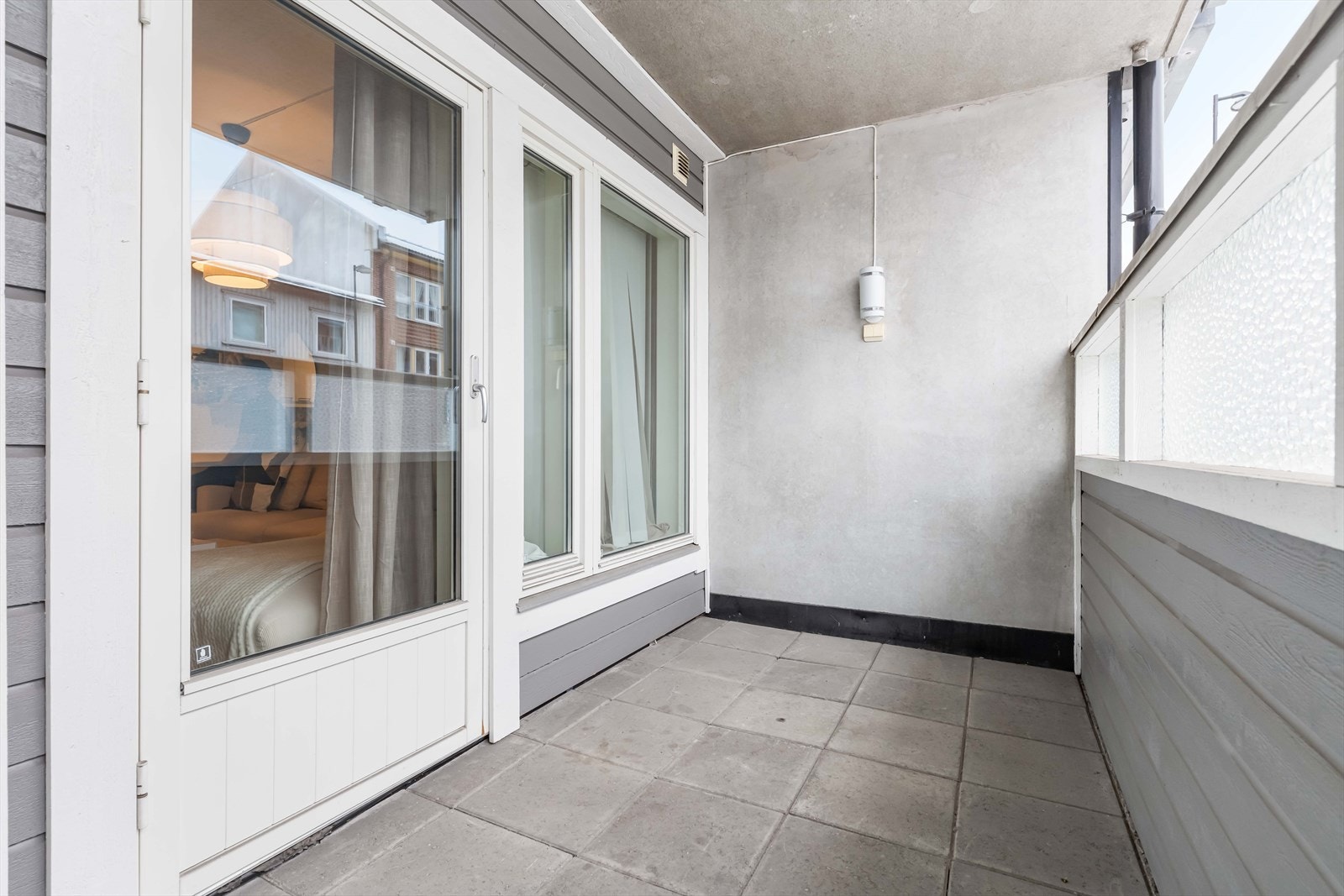 Balkongen på ca. 6 m² og har betongheller over støpt dekke og tak som gir beskyttelse mot vær. Galleribilde