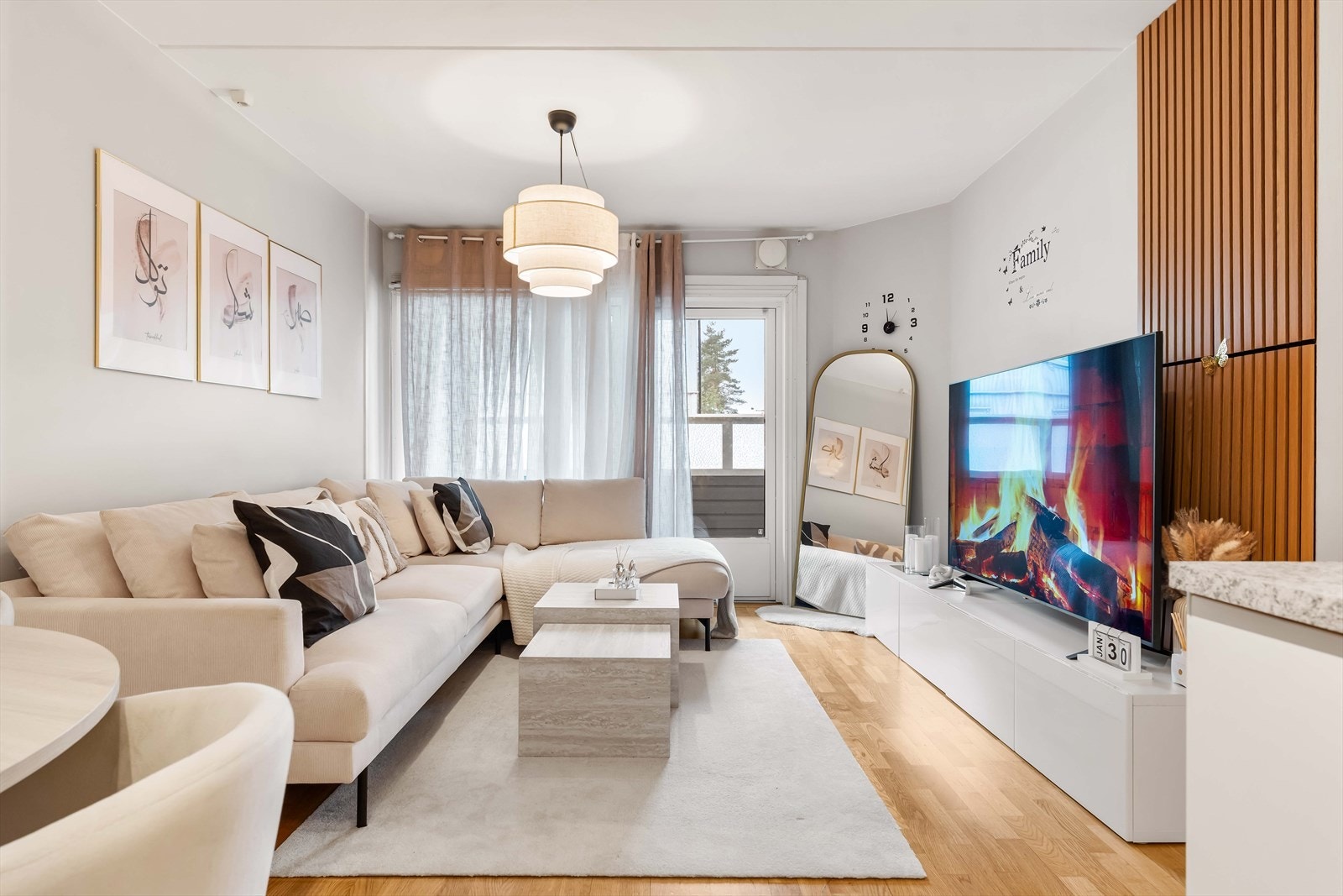 Stue med parkettgulv og store vindusflater gir godt med dagslys. Galleribilde