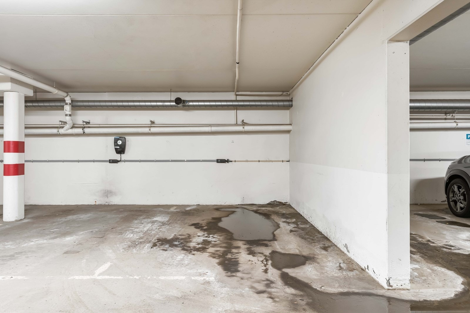 Garasjeplassen i kjelleren gir praktisk parkering og enkel tilgang til leiligheten. Galleribilde