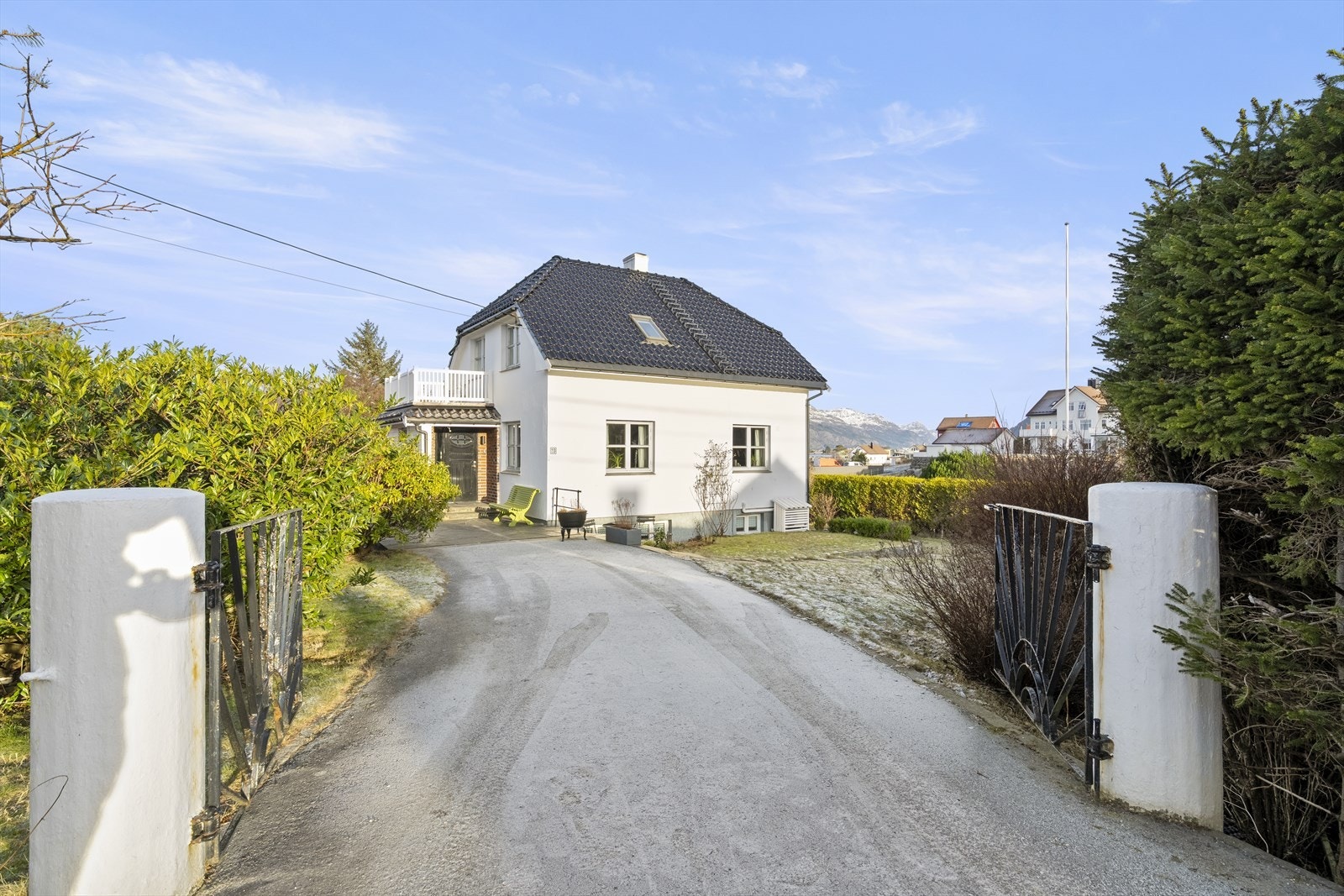 Tiltalande einebustad med stor fin hage Galleribilde