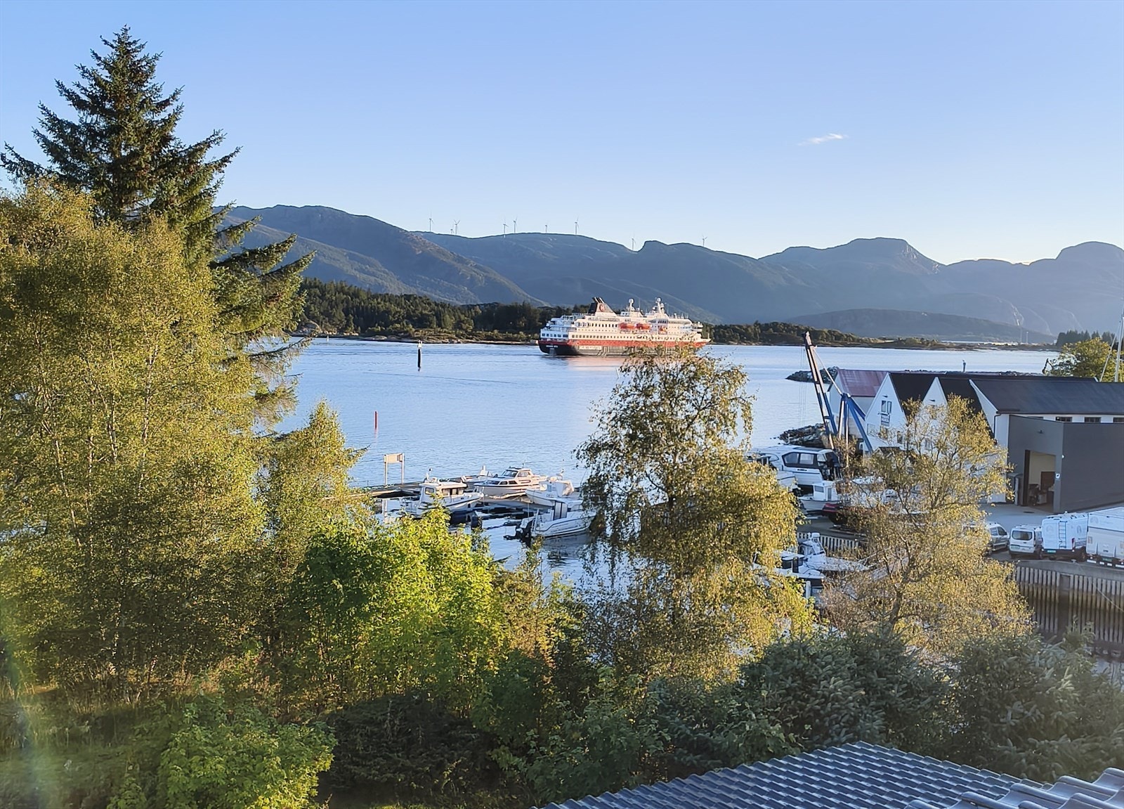 Hurtigruta på veg inn Florøvika Galleribilde
