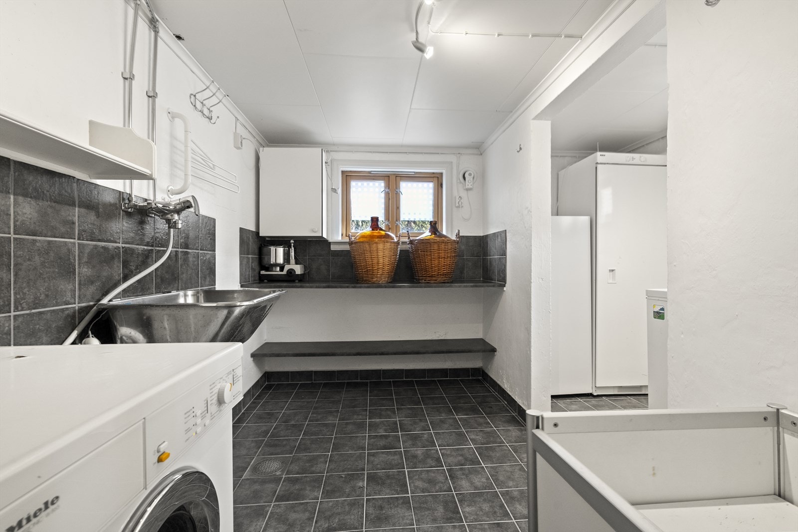 Vaskerom/bod i kjellar Galleribilde