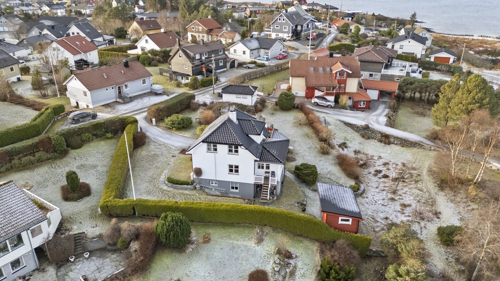 Yttertaket er av hollandsk glassert takstein Galleribilde