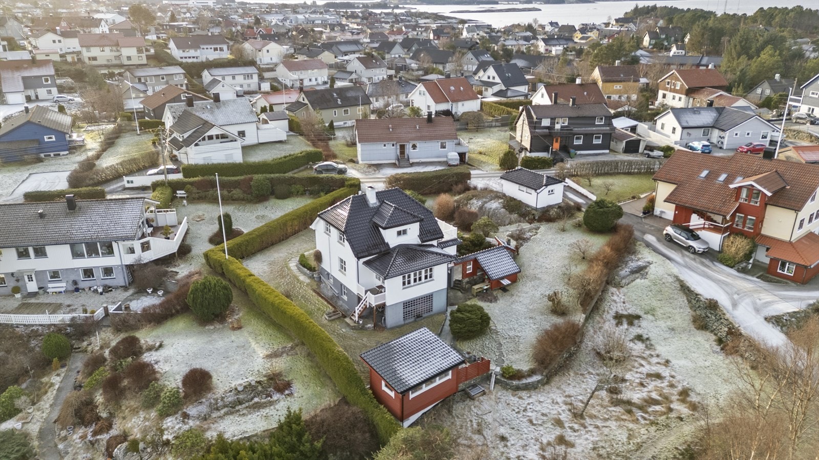 Flott eigedom med bustadhus, hagestove og garasje Galleribilde