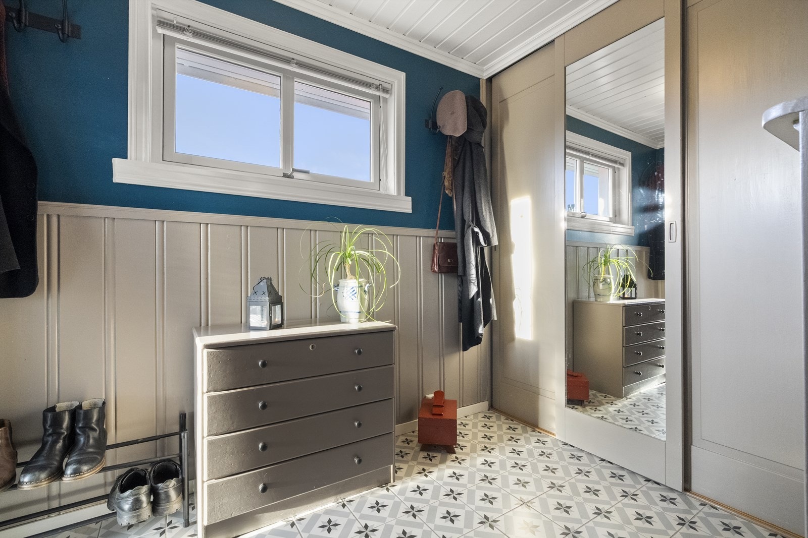 Gang med skyvedørsgarderobe Galleribilde