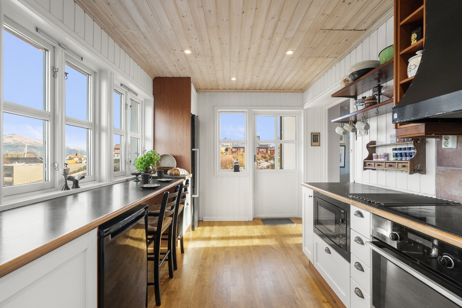 Frå kjøkkenet er det utgang til frokostterrasse mot aust. Her er det trapp vidare til hagen. Galleribilde