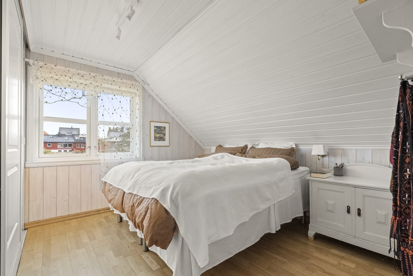 Det er 4 soverom i loftsetasjen - her frå hovudsoverommet Galleribilde