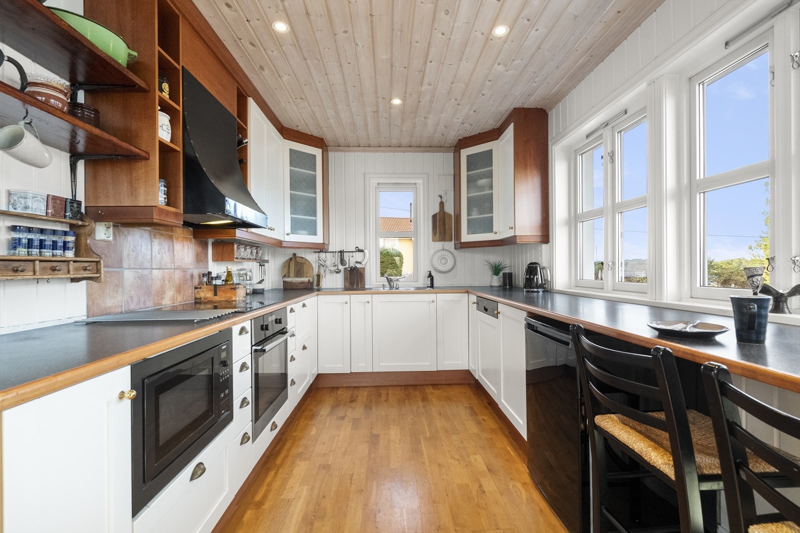 Velkommen inn - kjøkkenet ligg i tilbygget som er frå 2002 Galleribilde