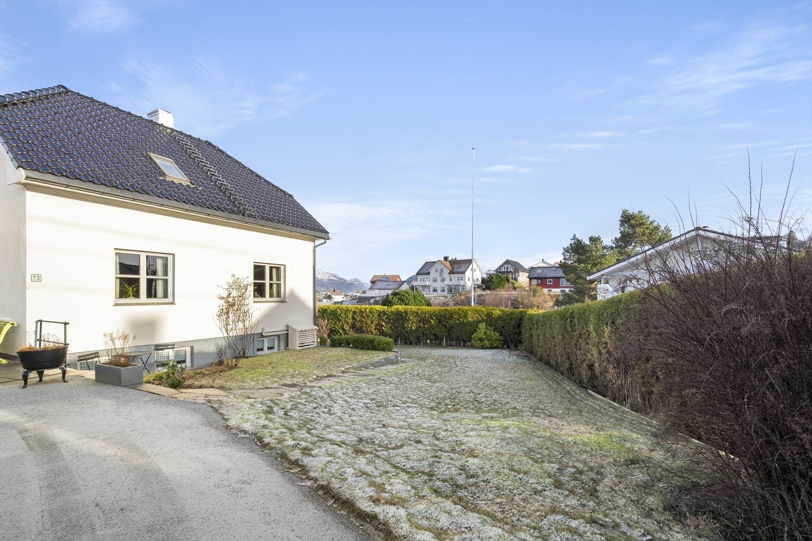 Store delar av eigedomen er omgitt av hekk Galleribilde