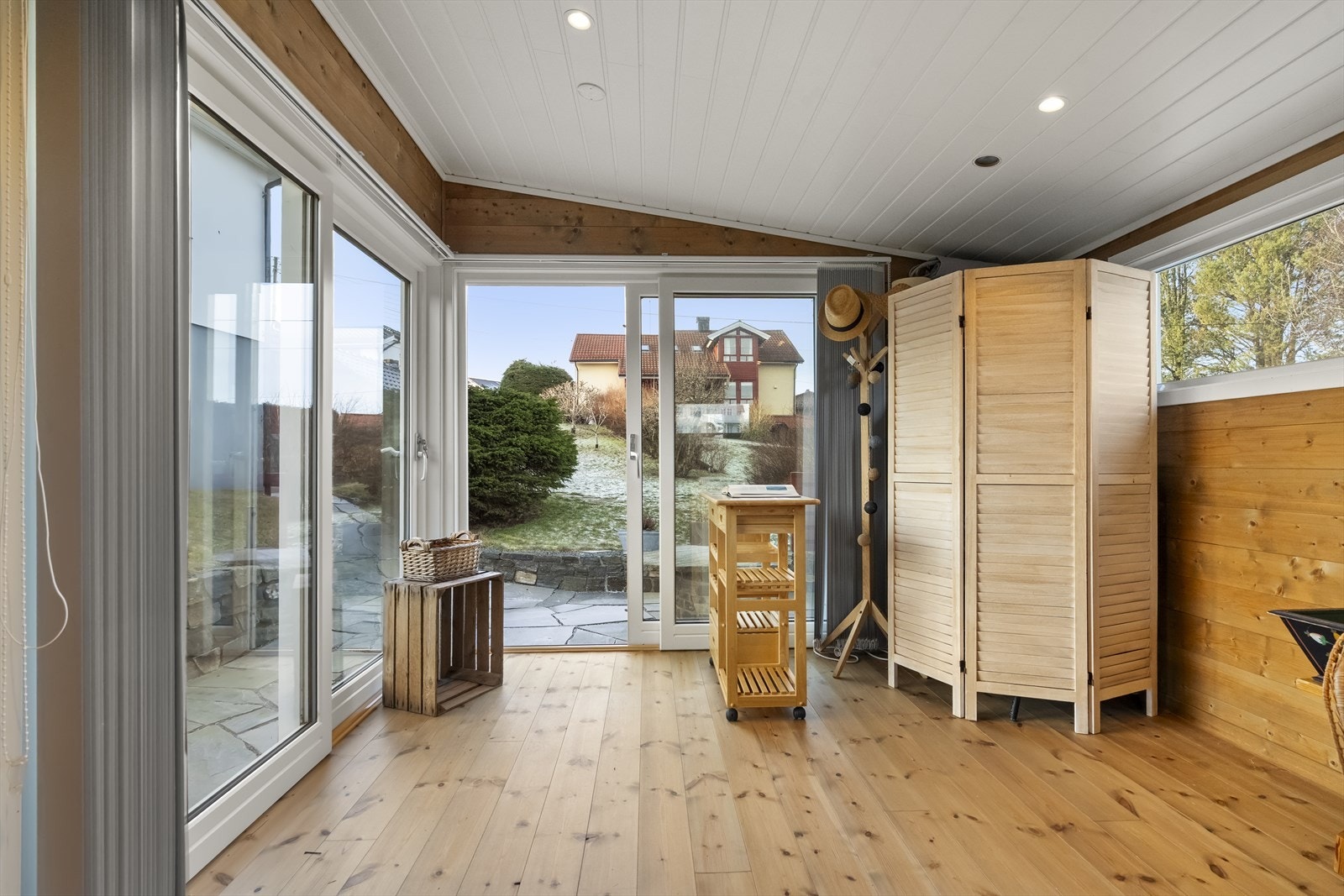 Hagestove med skyvedører til skiferterrassen Galleribilde