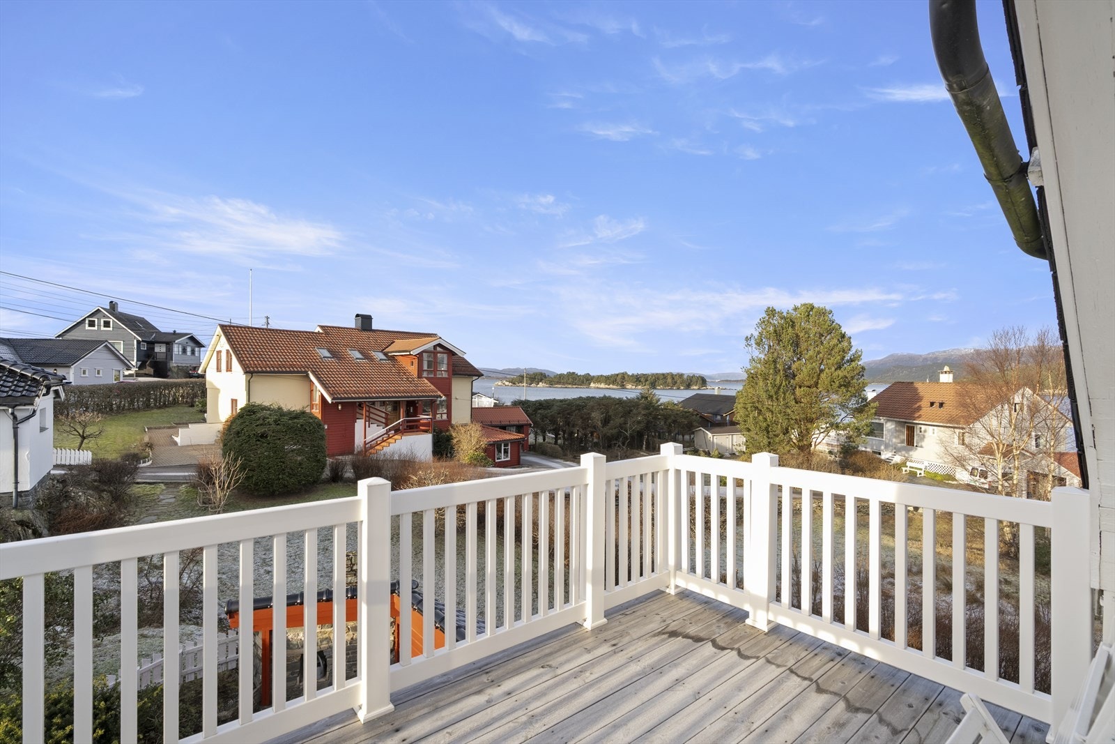 I andre etasje er det vestvendt altan med sol til langt på kveld Galleribilde