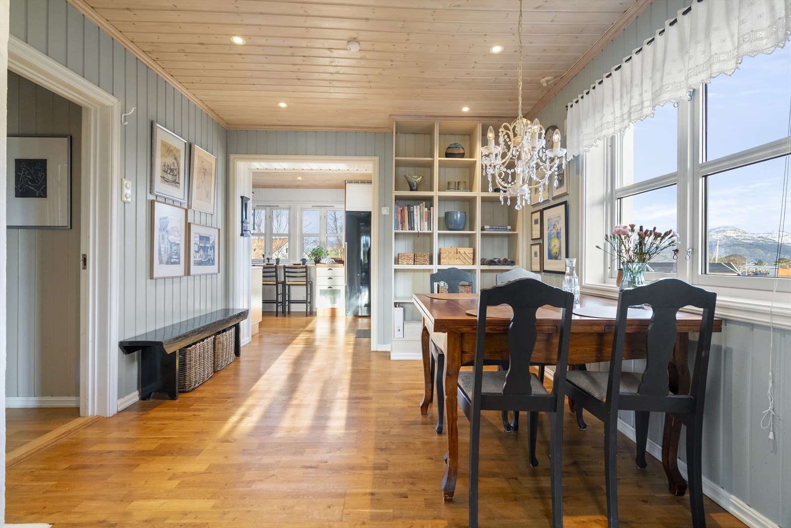 Spisestove med vindauge mot aust Galleribilde