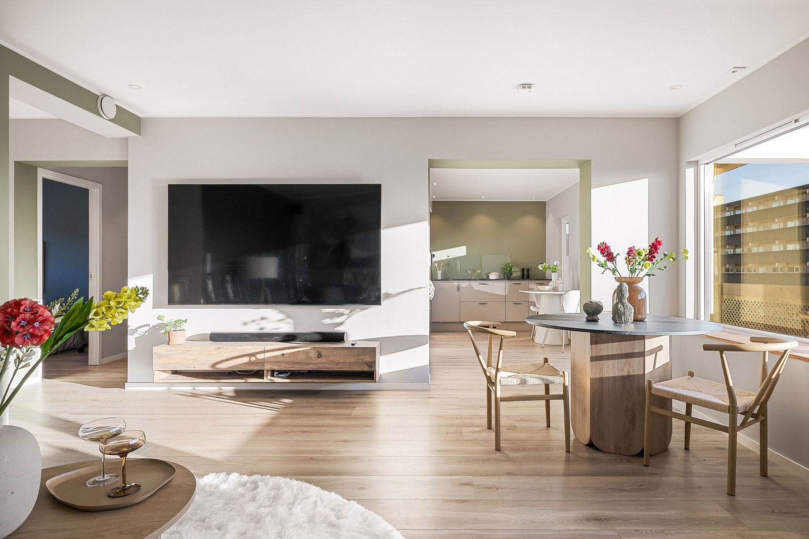 Leiligheten har en funksjonell planløsning med romslig stue og kjøkken løsning, Galleribilde