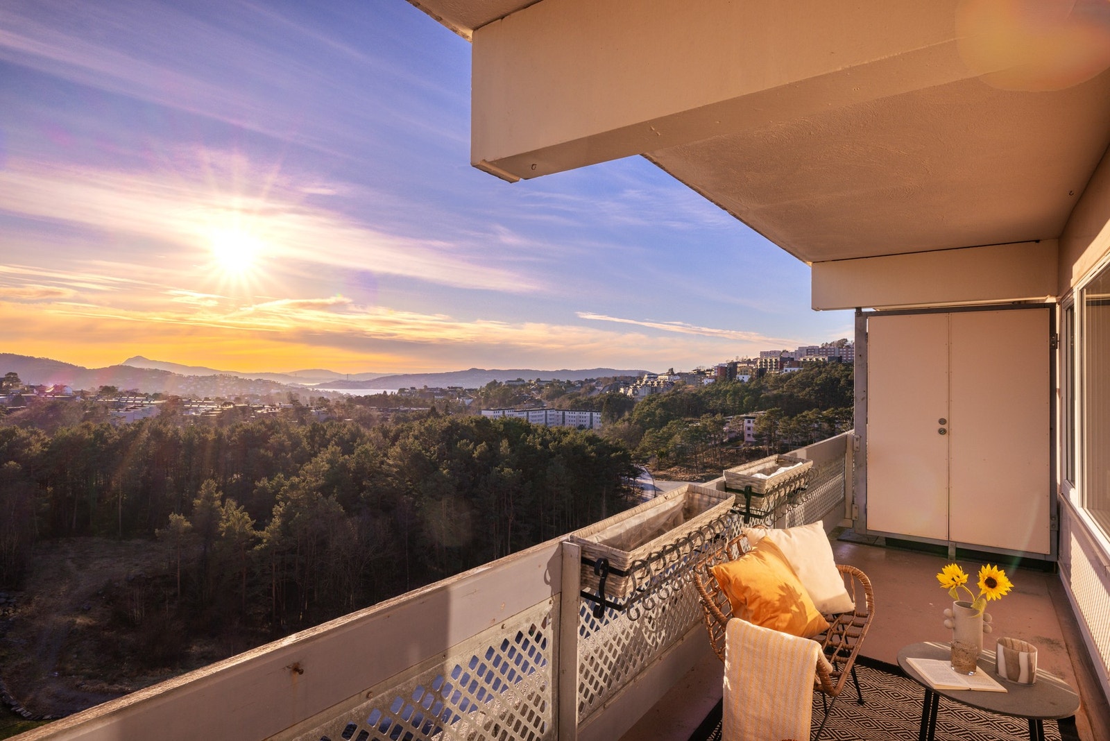 Balkongen måler 14 kvm, med god plass til diverse utendørsmøblement. Galleribilde