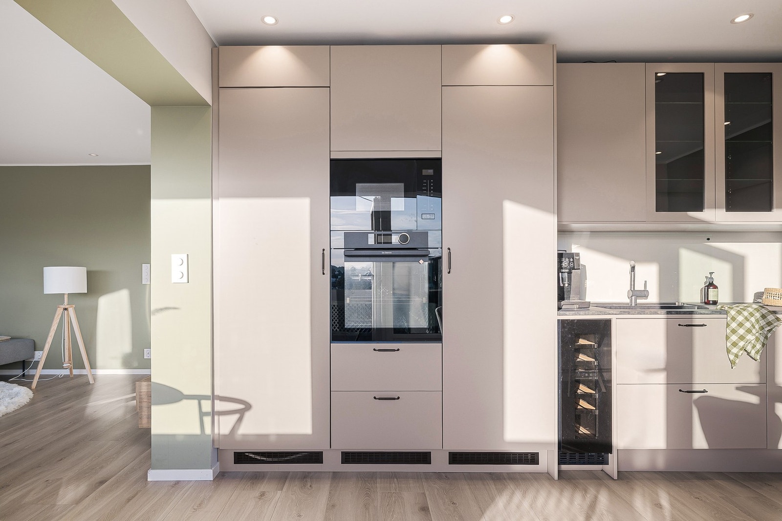 Dette er et funksjonelt og påkostet kjøkken som tilfredsstiller kravene til den kvalitetsbevisste. Galleribilde