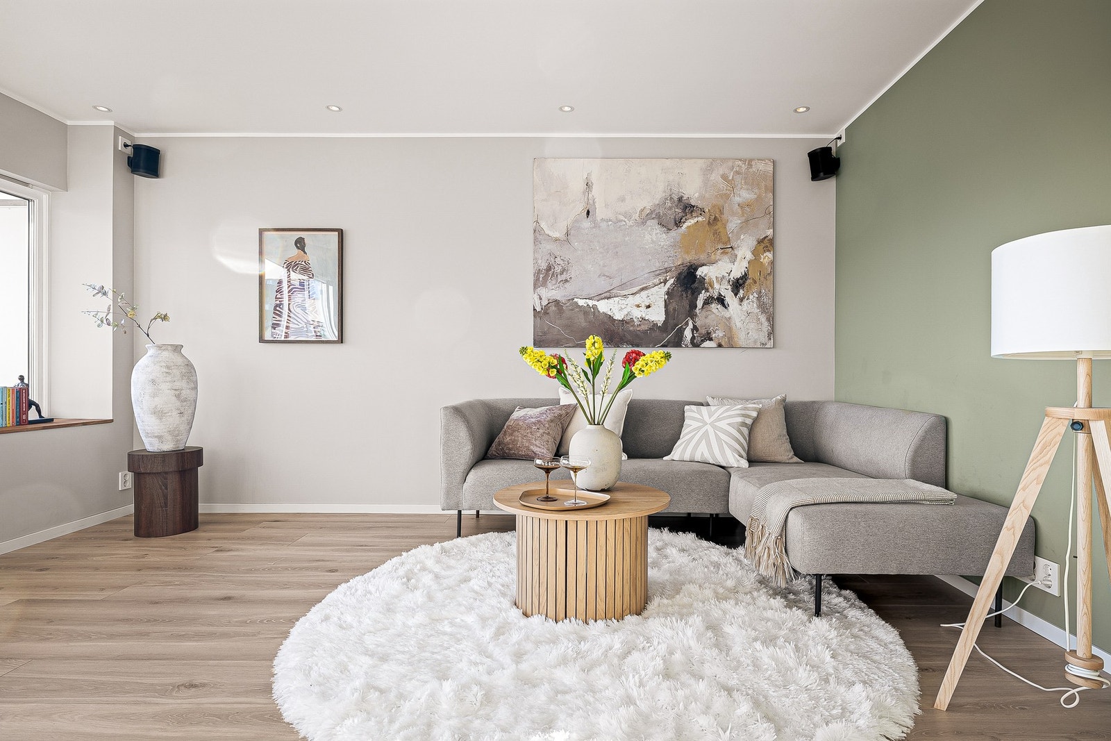 Boligen har oppvarming via sentral varmtvannsberedning og elektrisitet, med radiatorovn i stuen samt varmekabler på bad, toalettrom og entré. Galleribilde