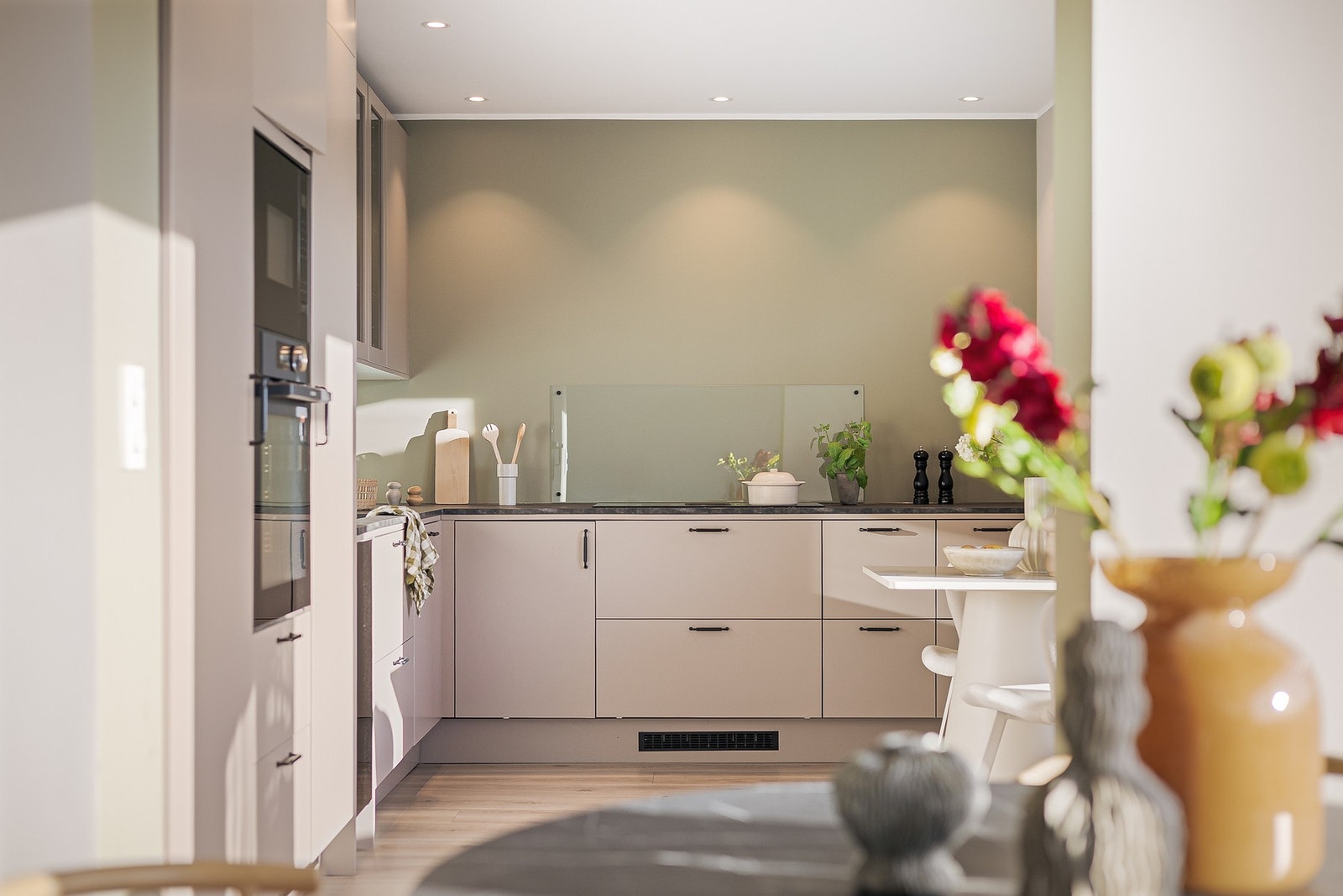 Kjøkkenet på ca. 12,4 kvm er oppgradert i 2023 og har en moderne kjøkkeninnredning fra Epoc . Galleribilde