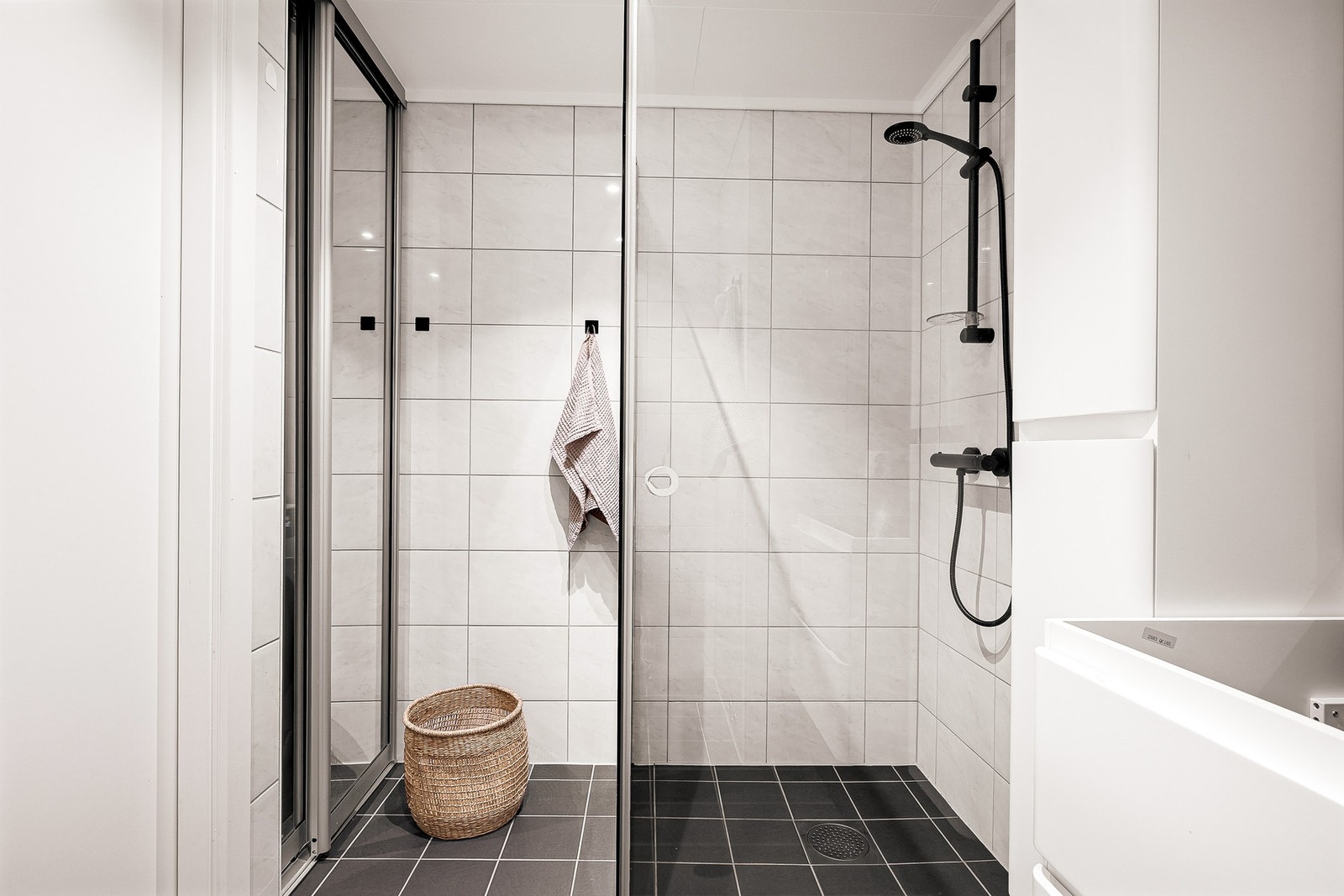 Badet inneholder baderomsinnredning med nedfelt servant fra 2025, dusjhjørne. Galleribilde