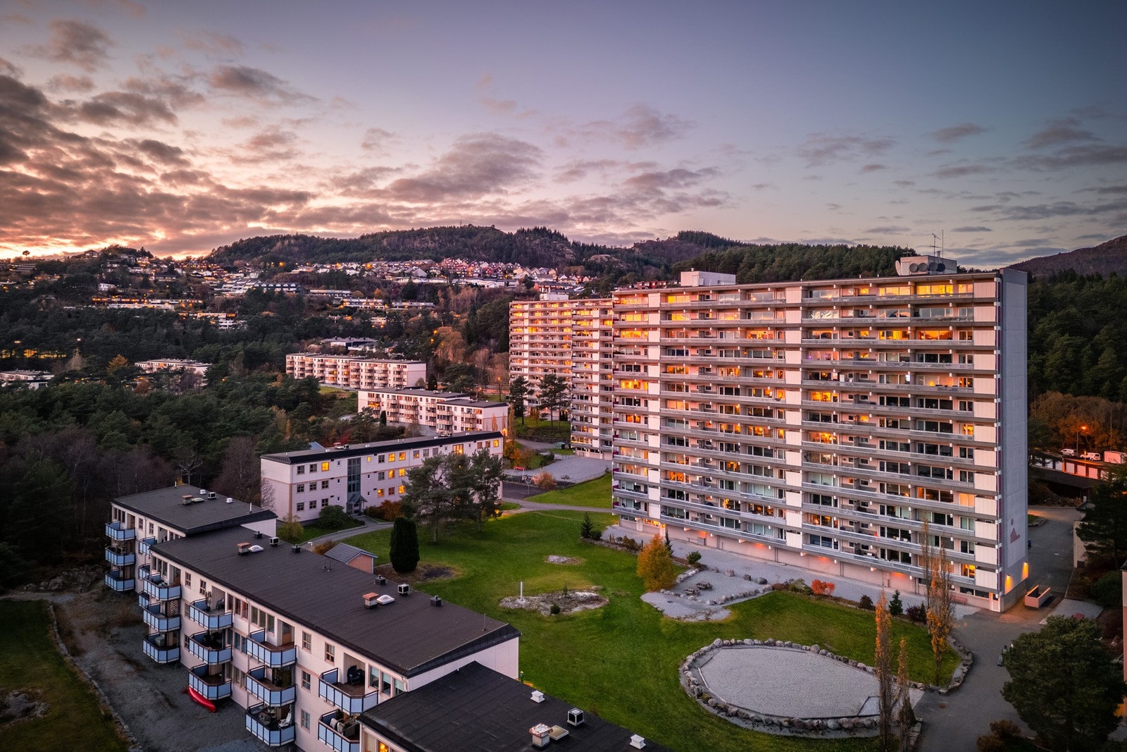Her bor du sentralt med kort vei til Åsane Storsenter, Horisont, kollektivtransport, skoler, barnehager og dagligvarebutikker. Galleribilde