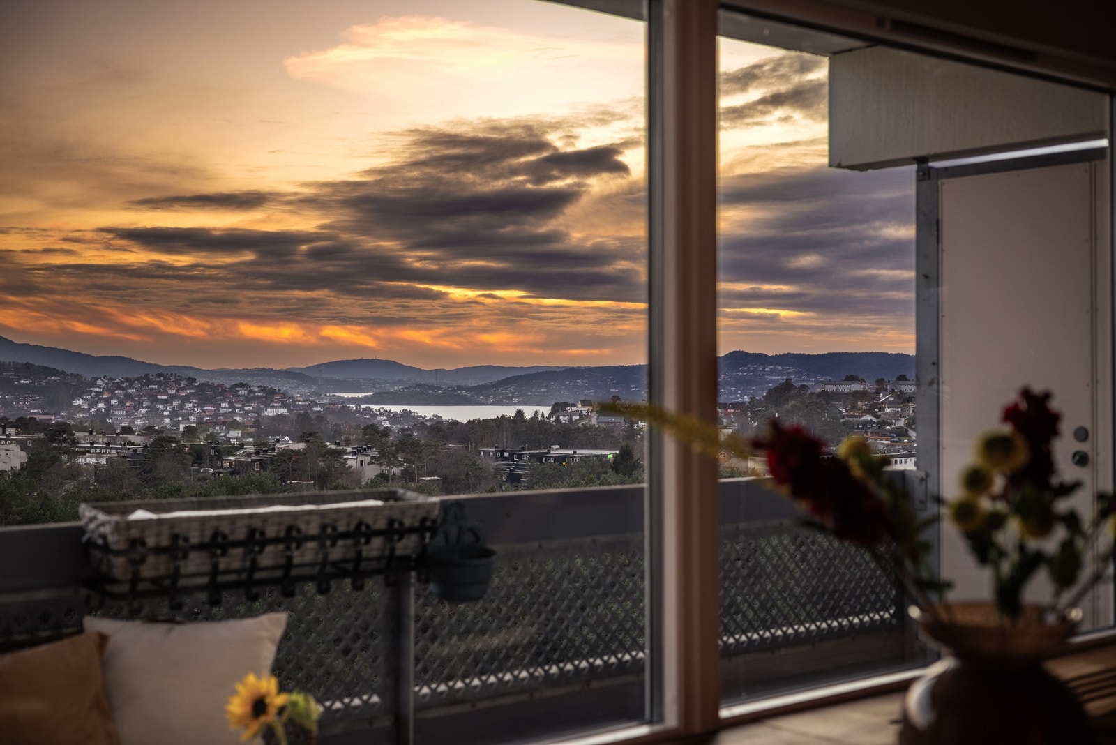 Leiligheten ligger i byggets 10. etasje, og herfra kan du se utover Åsane, byfjorden og ut mot Askøy. Galleribilde