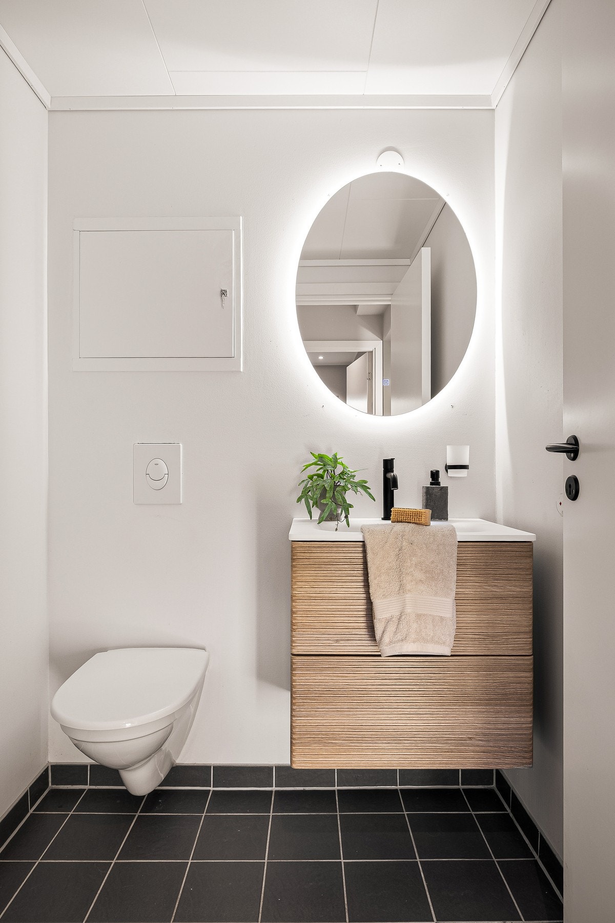 I tillegg til badet, har boligen et separat toalettrom på ca. 2,1 kvm med fliser på gulv, også med varmekabler i gulv - en praktisk og ettertraktet løsning som gir ekstra komfort. Galleribilde