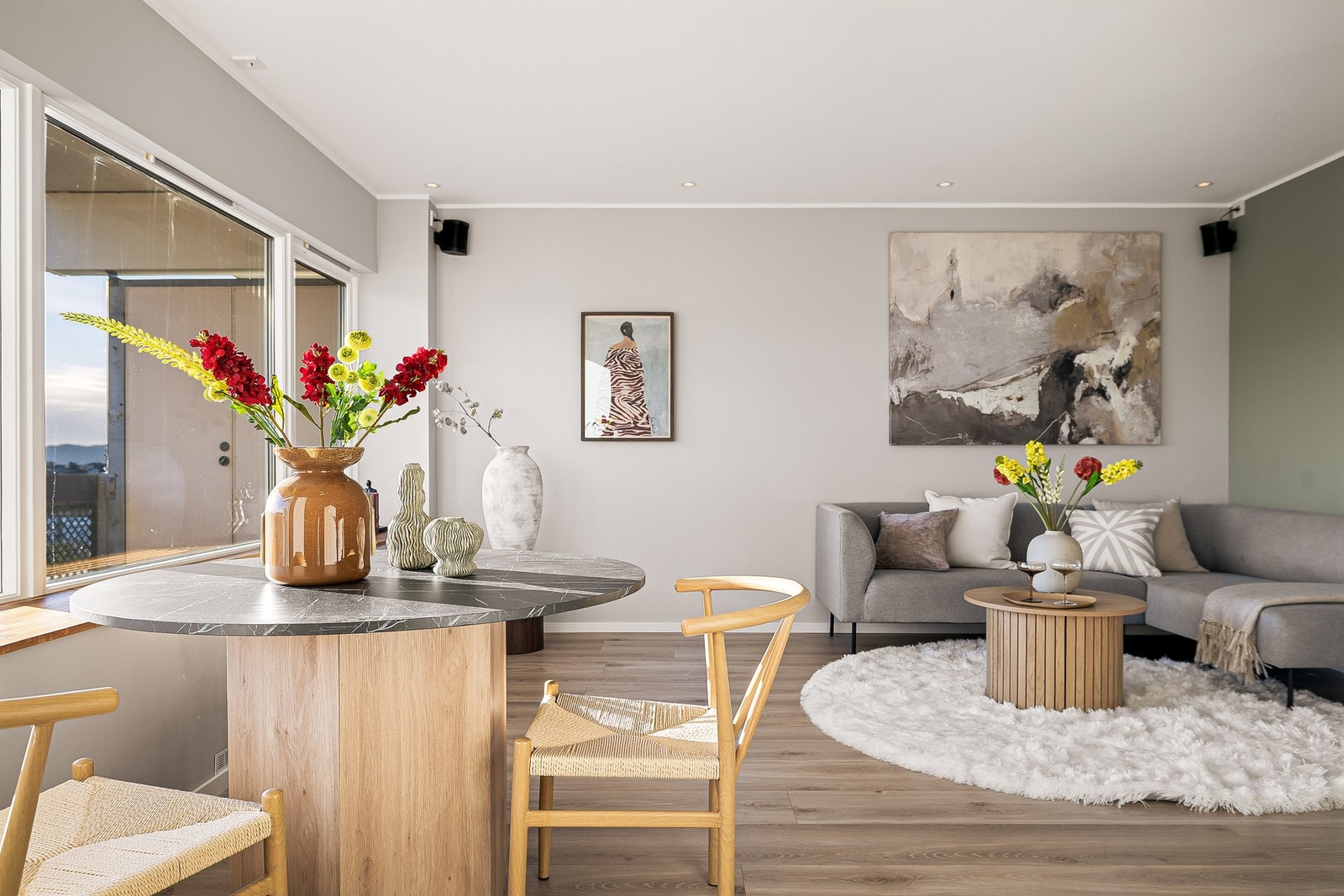 Stuen er romslig og du kan enkelt dele inn rommet i ulike soner. Galleribilde