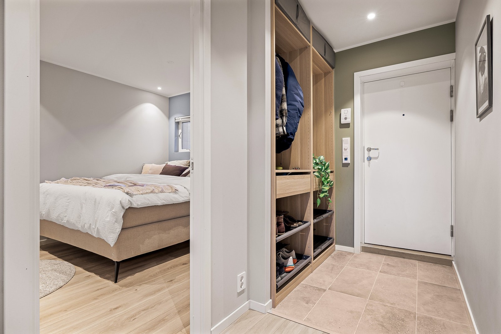 Entréen på ca. 2,8 kvm gir et ryddig og innbydende førsteinntrykk og har varmekabler i gulv. Galleribilde