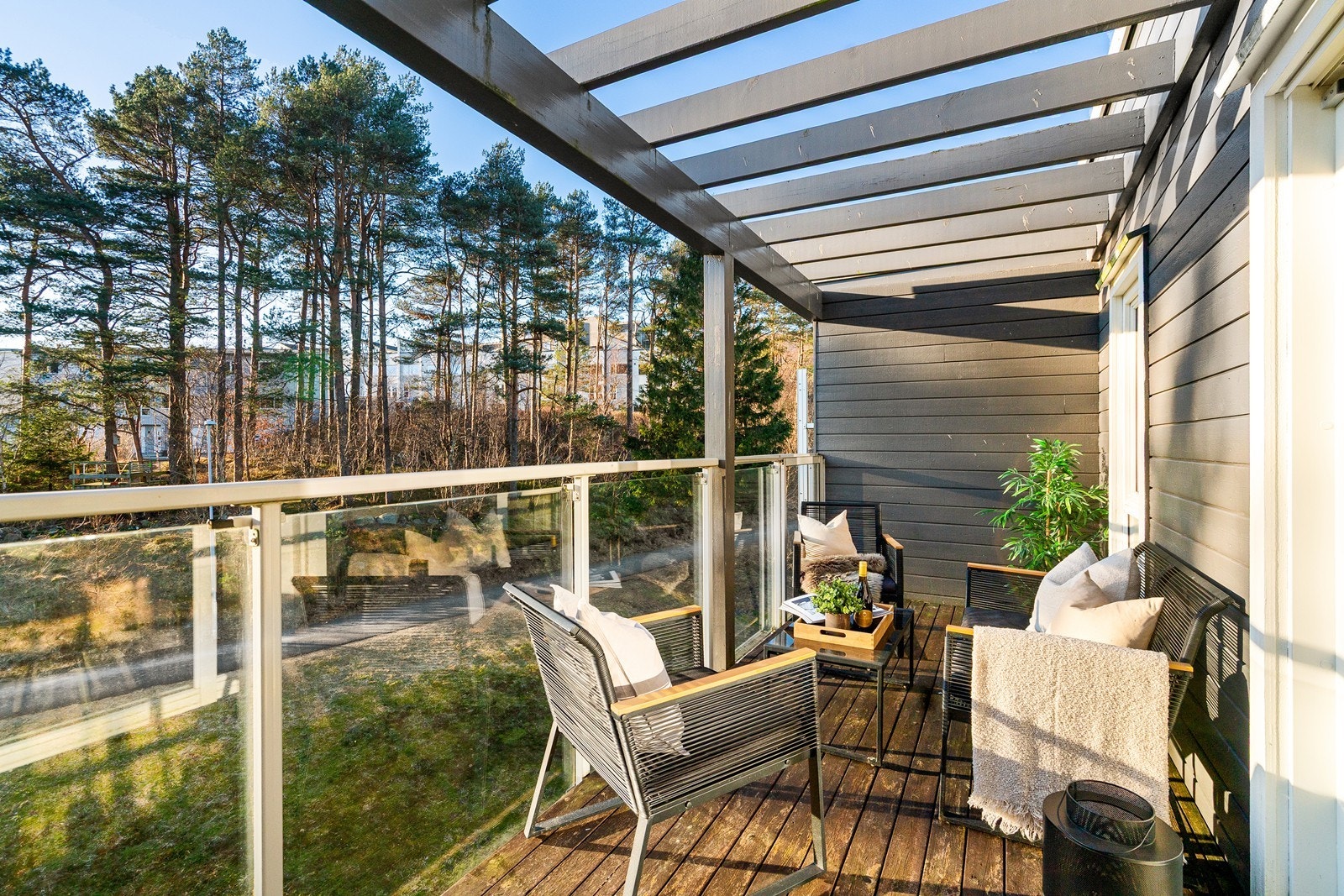 Stor sørvendt balkong med gode solforhold og god plass til sittegruppe. Galleribilde