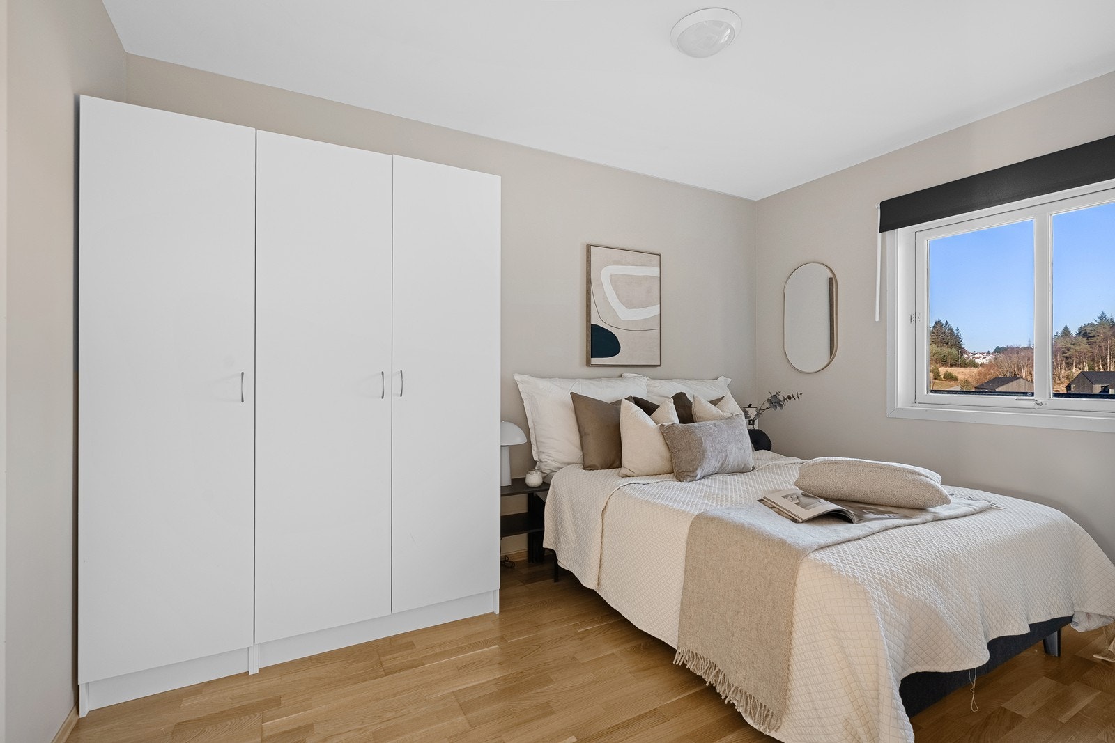 Hovedsoverom med plass til både seng og garderobe - og hyggelig utsikt. Galleribilde