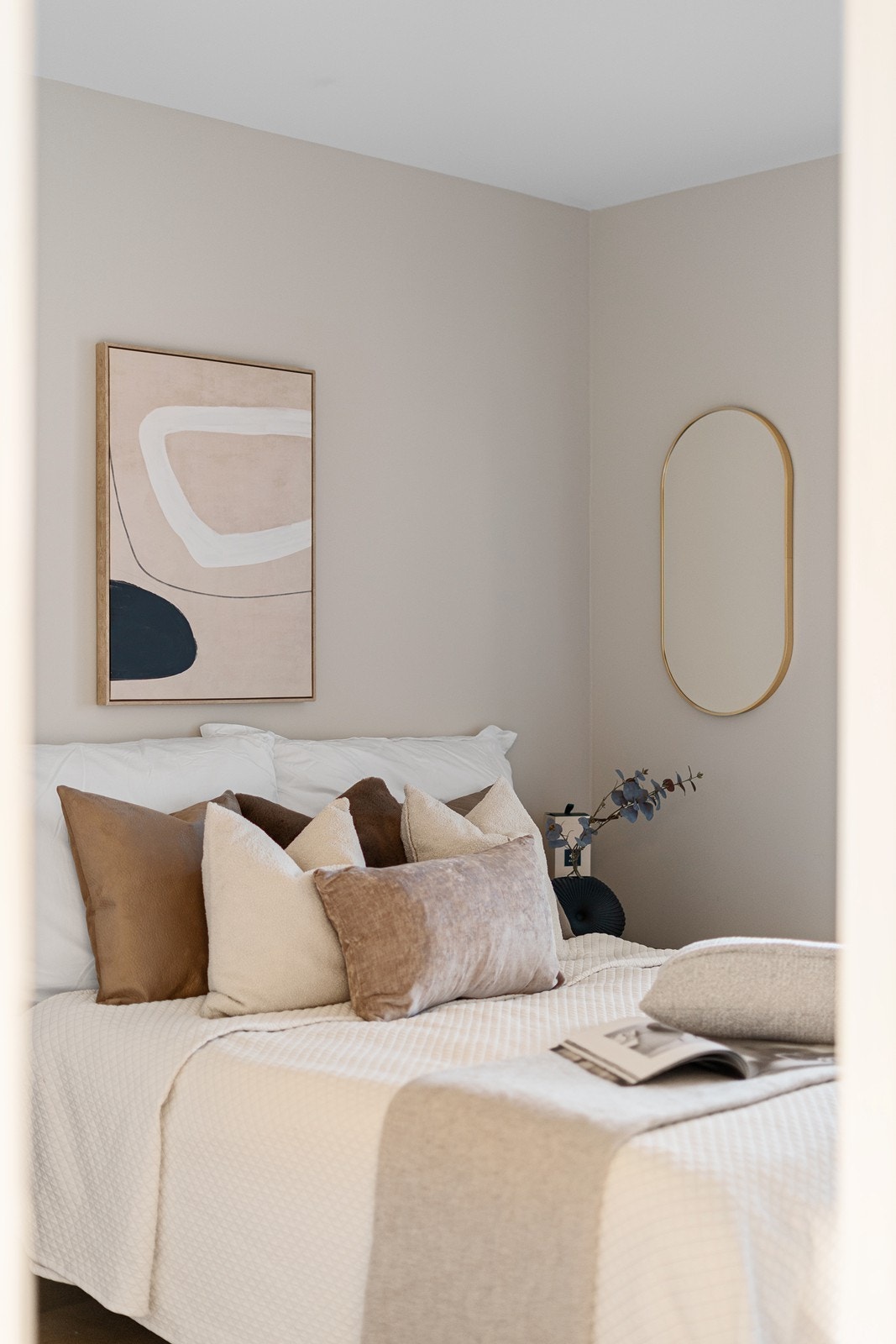 To gode soverom med plass til seng og garderobeløsninger. Galleribilde