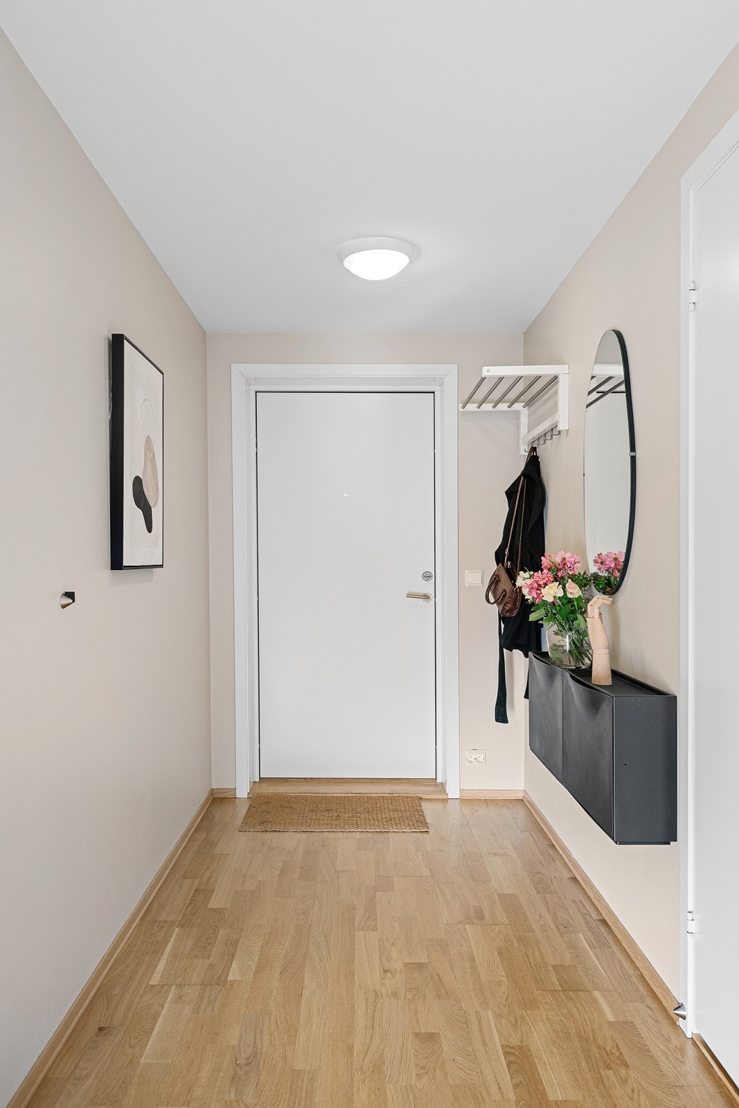 Velkommen inn! En åpen og lys gang gir et trivelig førsteinntrykk. Galleribilde