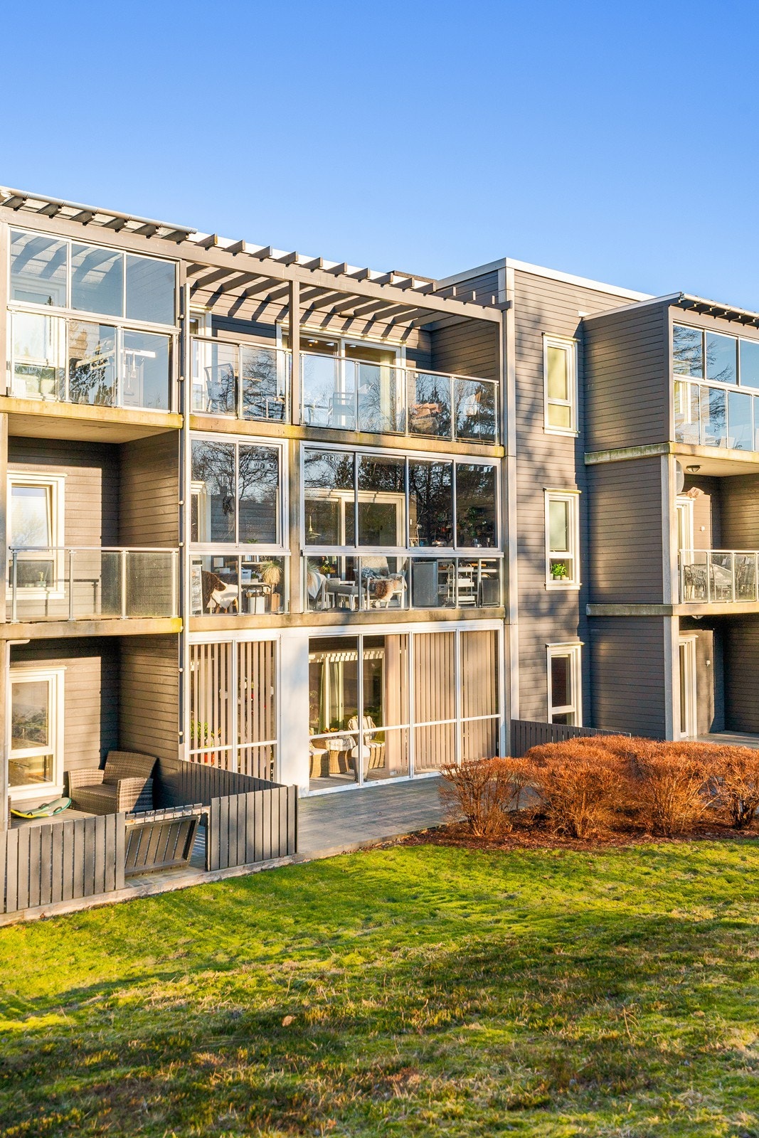 Balkongen er plassert slik at den gir privat utendørs oppholdsplass - ingen over deg. Galleribilde