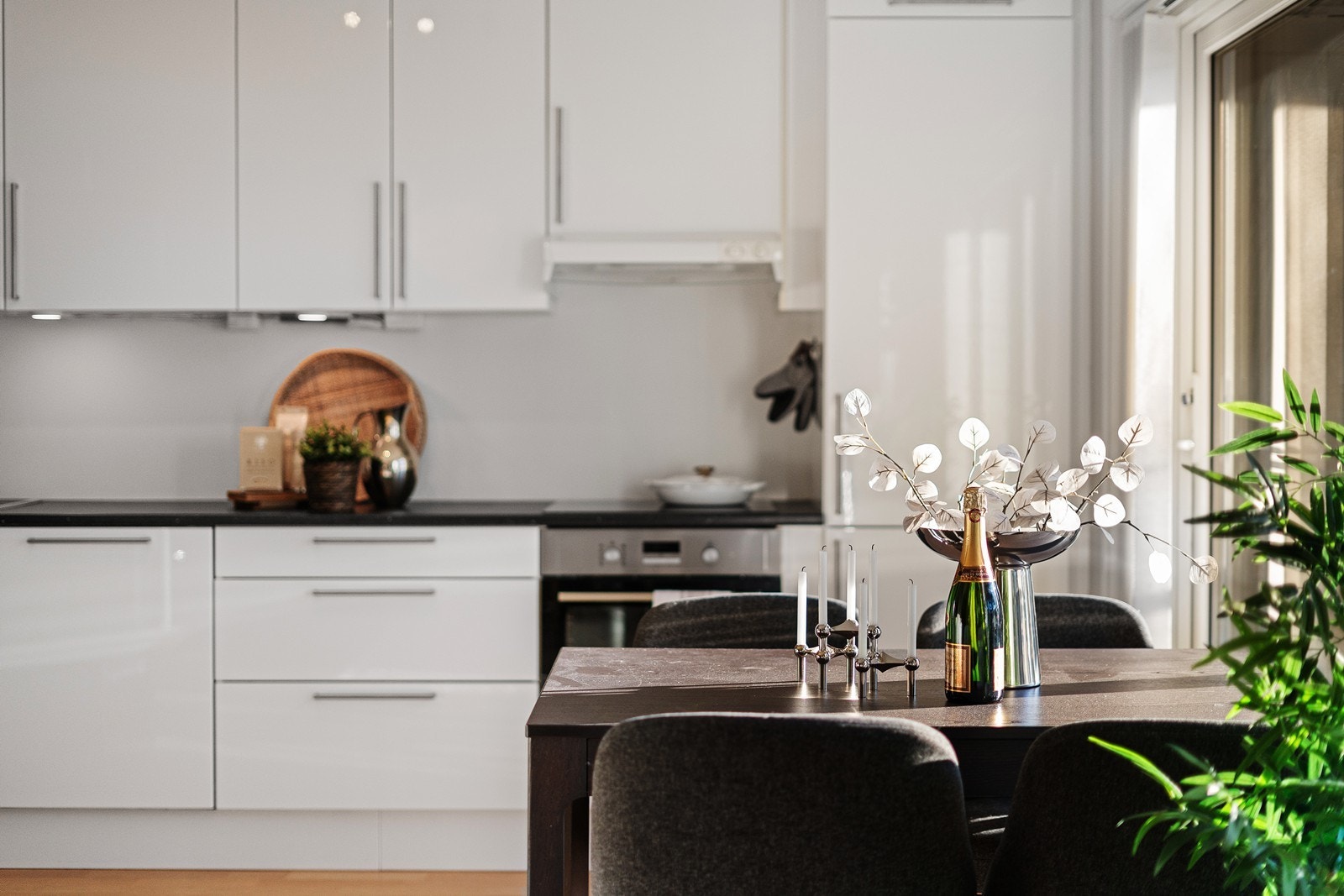 Spiseplassen er plassert ved store vinduer for god utsikt. Galleribilde