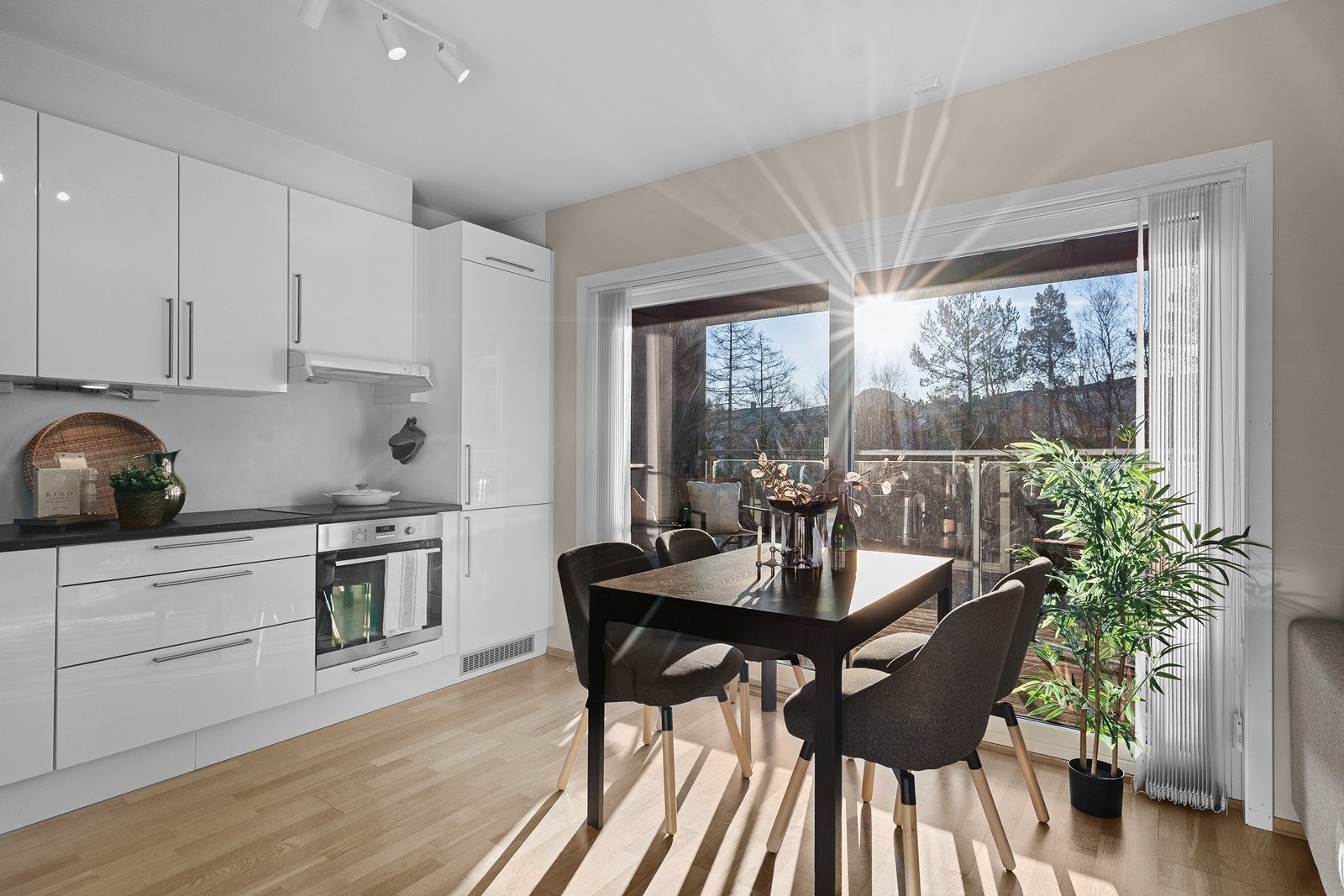 Spiseplassen nyter godt av rikelig lysinnslipp fra stor skyvedør ut til balkongen. Galleribilde